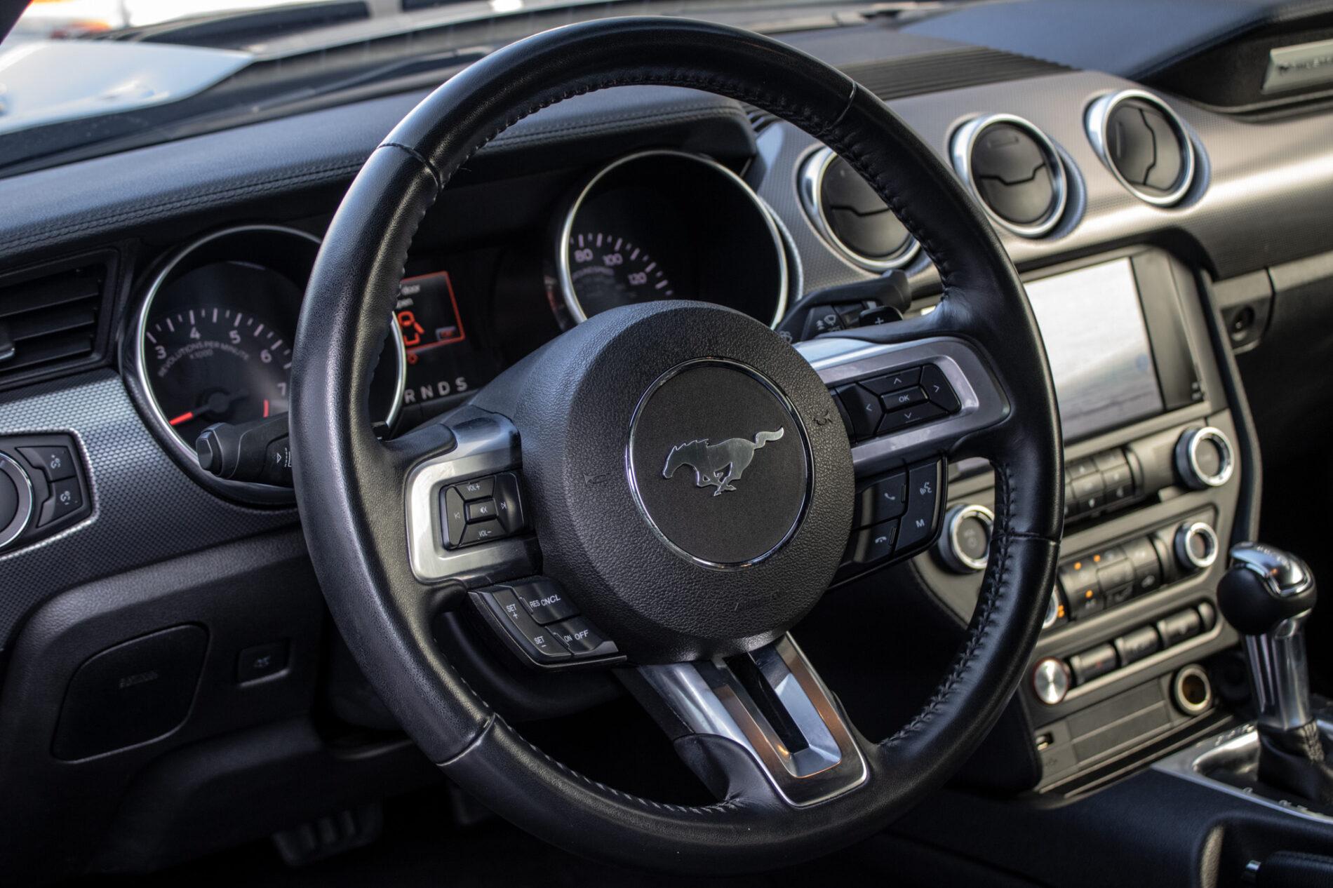 2022 Ford Mustang Mach 1, sivá kupé, 83 631 km