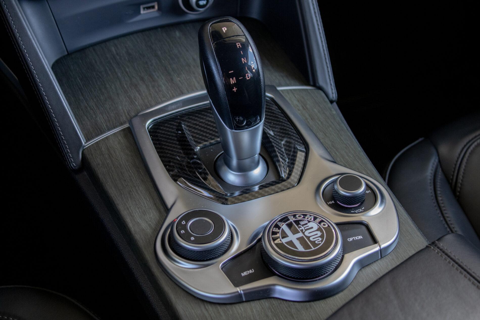 2019 Alfa Romeo Stelvio, sivá suv, 56 139 km