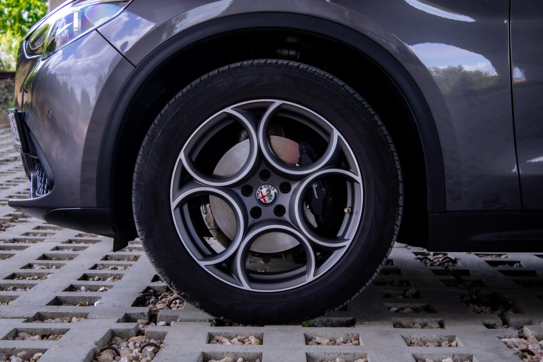 2019 Alfa Romeo Stelvio, sivá suv, 56 139 km