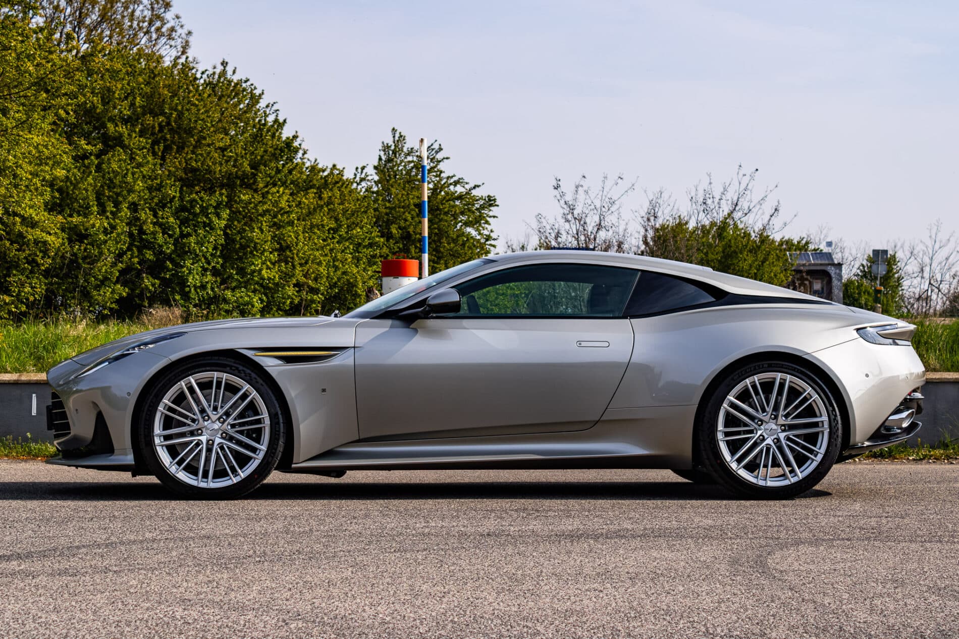 2026 Aston Martin DB12, sivá kupé, 72 km