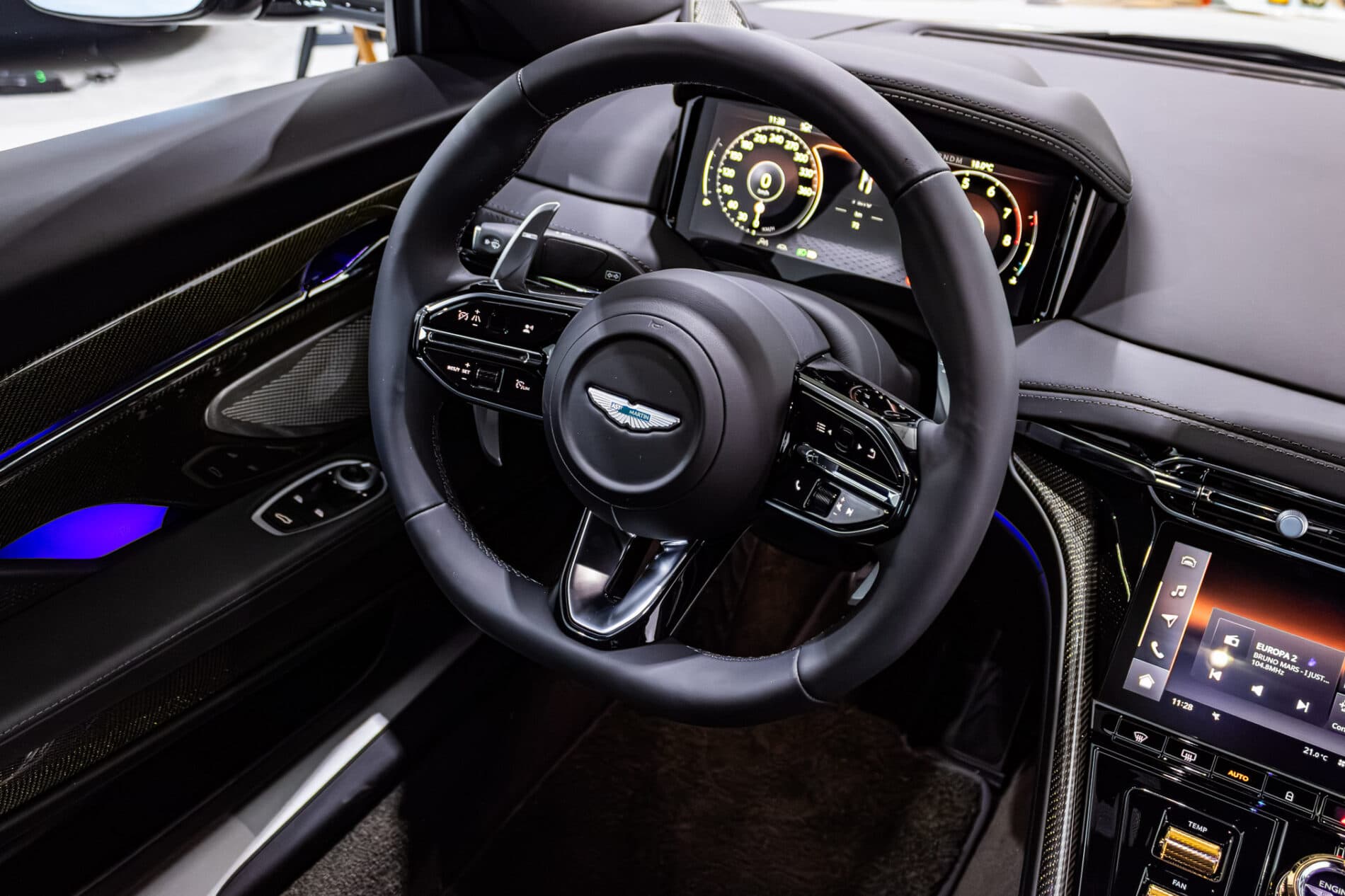 2026 Aston Martin DB12, sivá kupé, 72 km