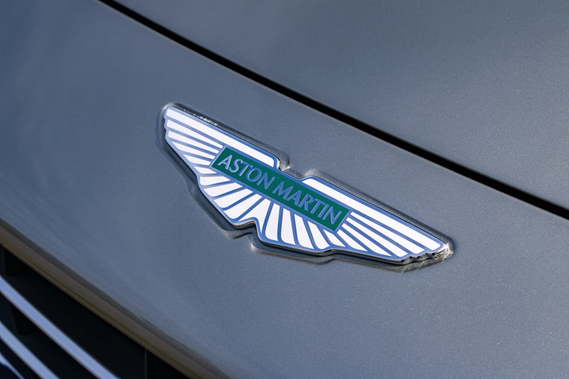 2026 Aston Martin DB12, sivá kupé, 72 km
