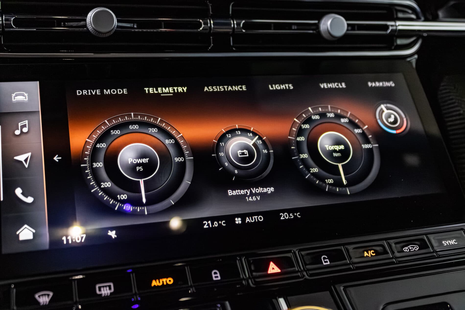 2026 Aston Martin DB12, sivá kupé, 72 km