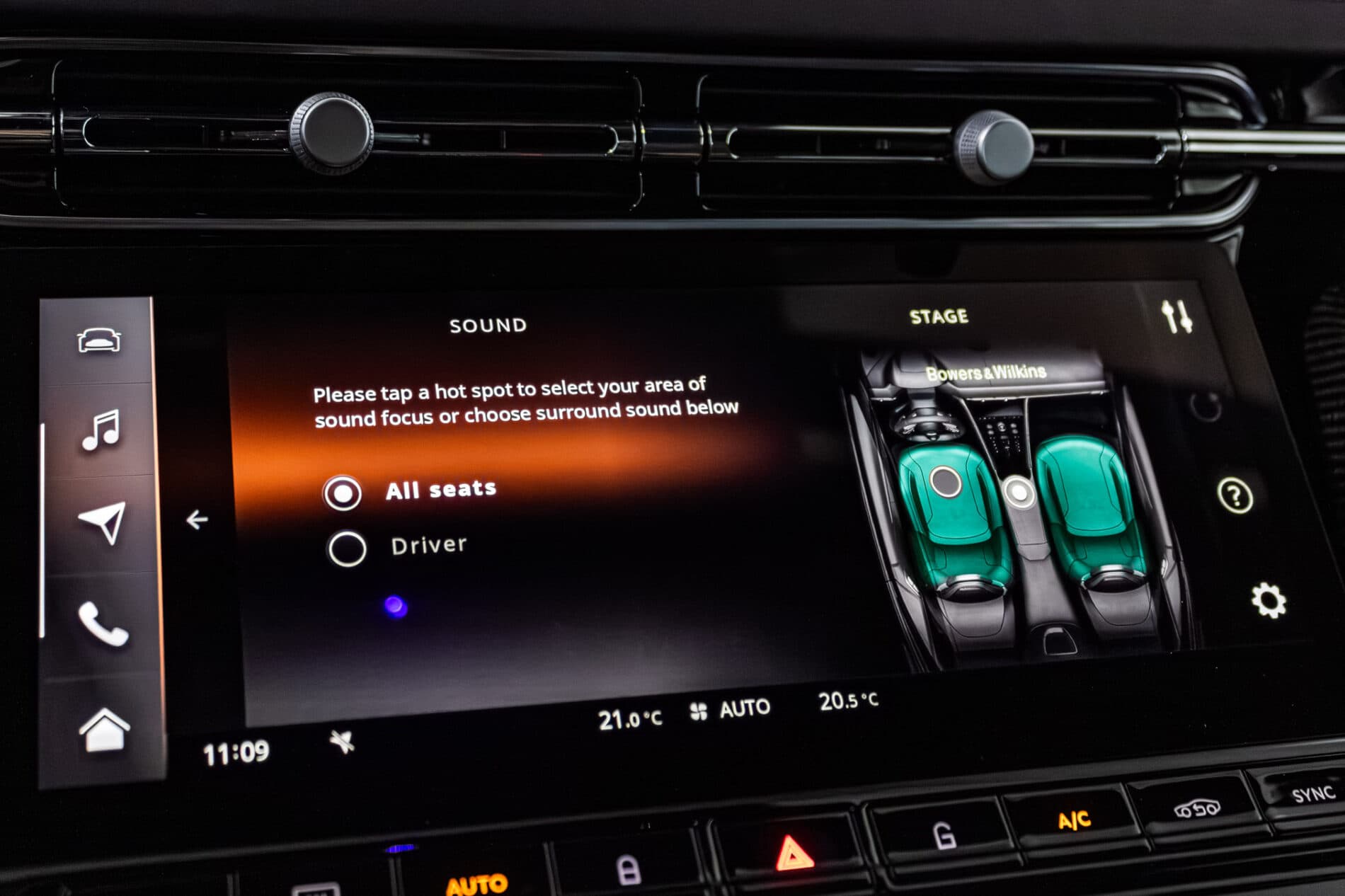 2026 Aston Martin DB12, sivá kupé, 72 km