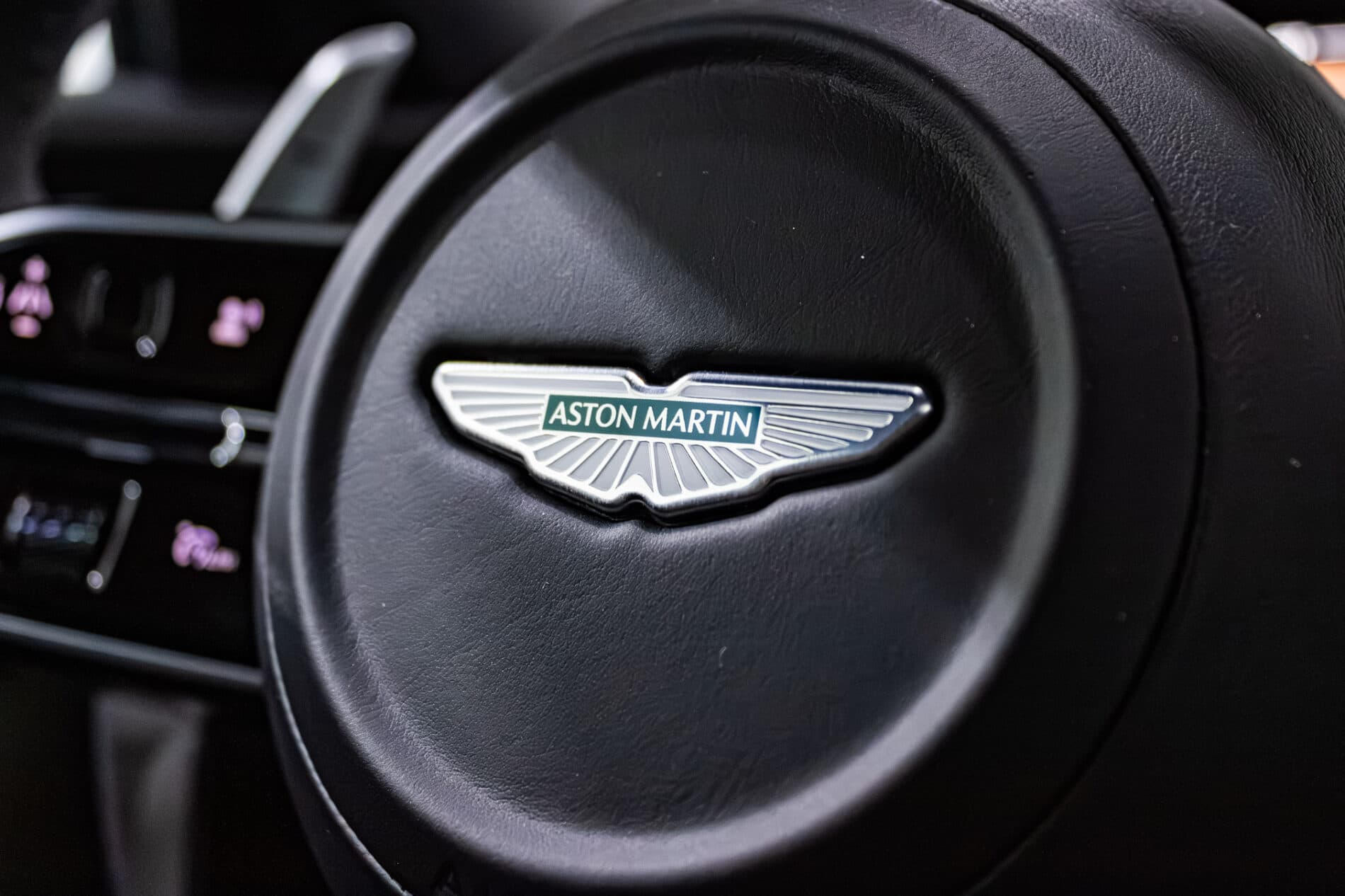 2026 Aston Martin DB12, sivá kupé, 72 km