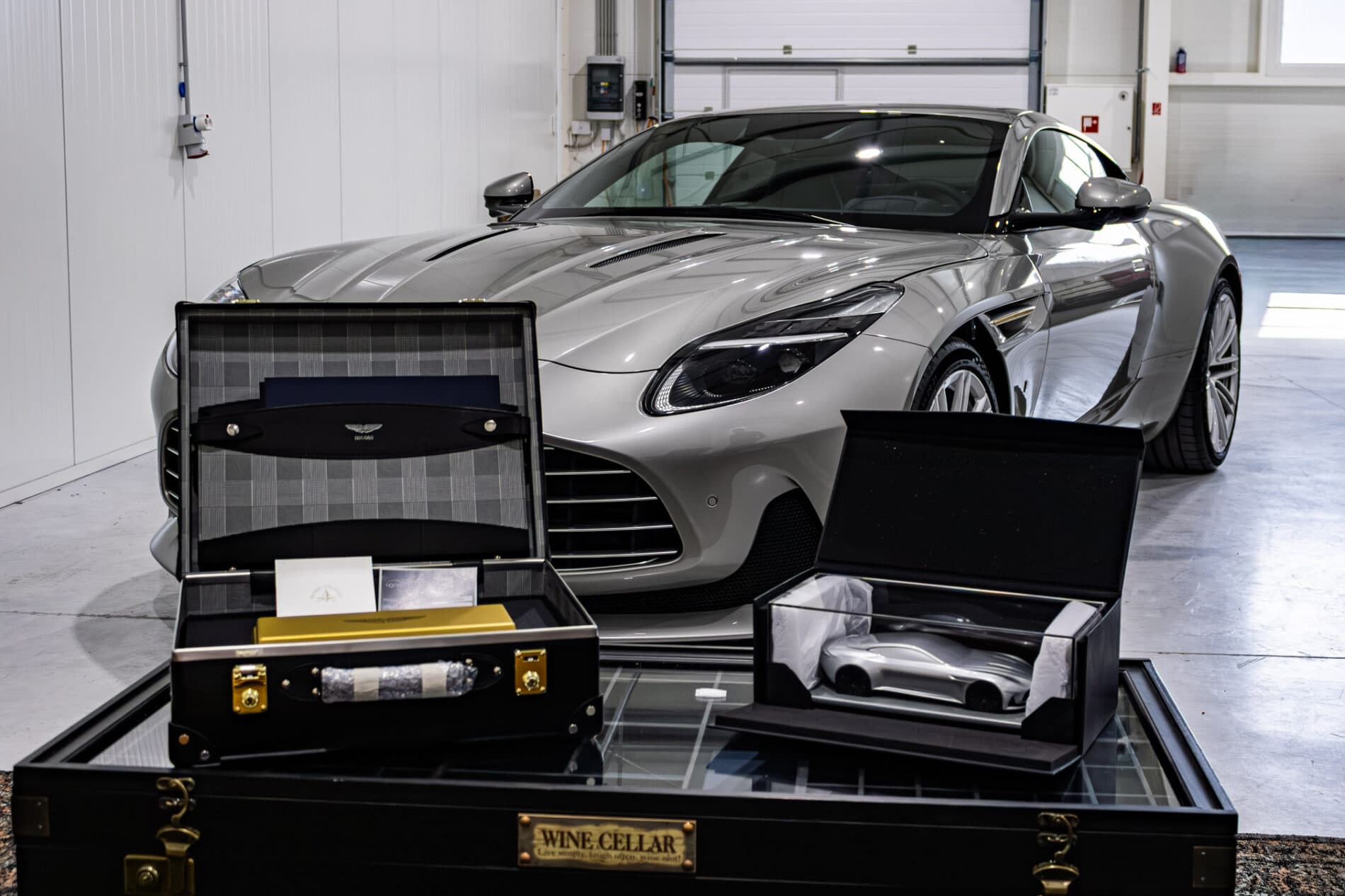 2026 Aston Martin DB12, sivá kupé, 72 km