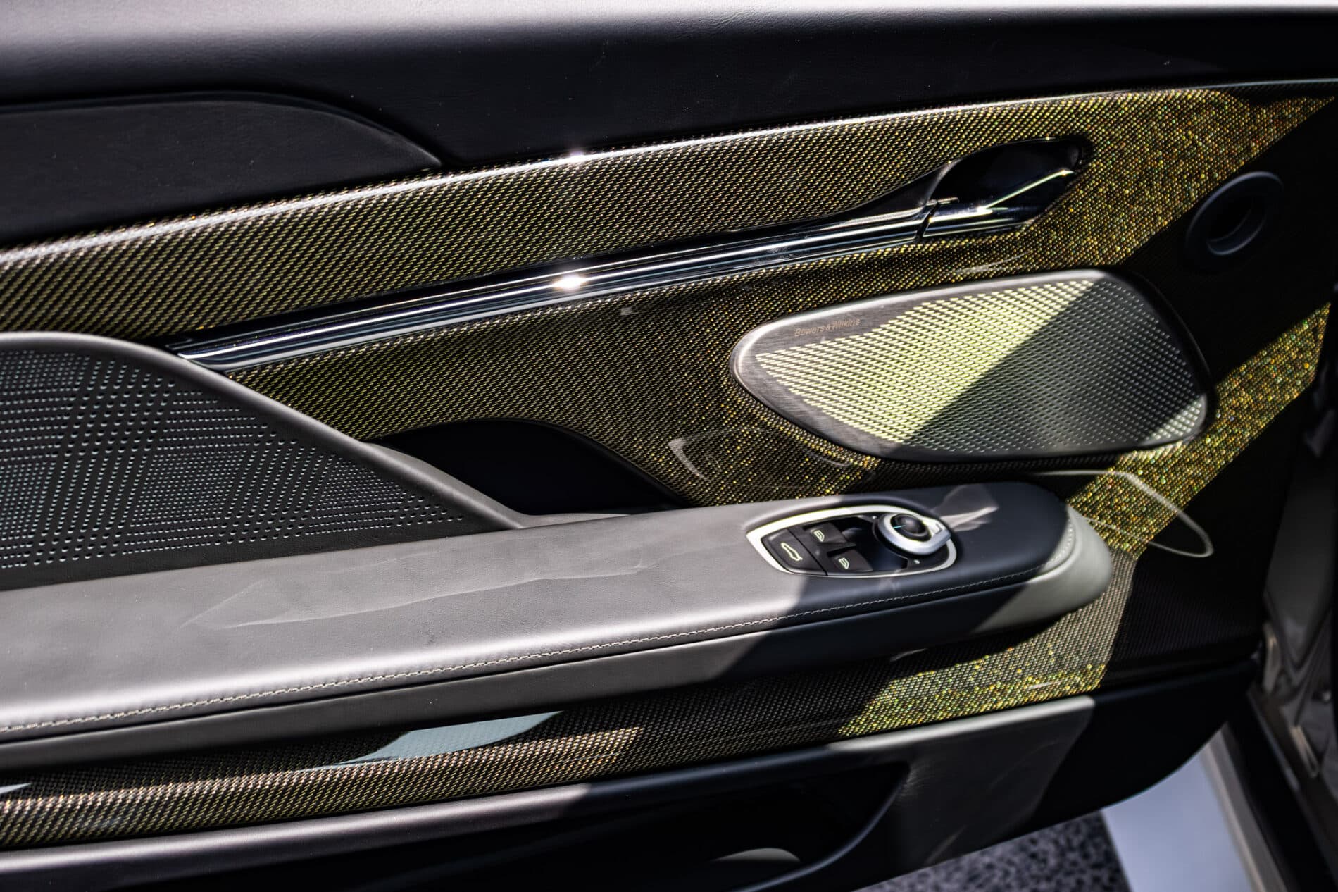 2026 Aston Martin DB12, sivá kupé, 72 km