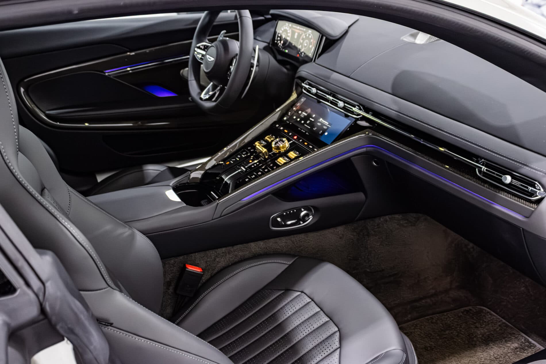 2026 Aston Martin DB12, sivá kupé, 72 km