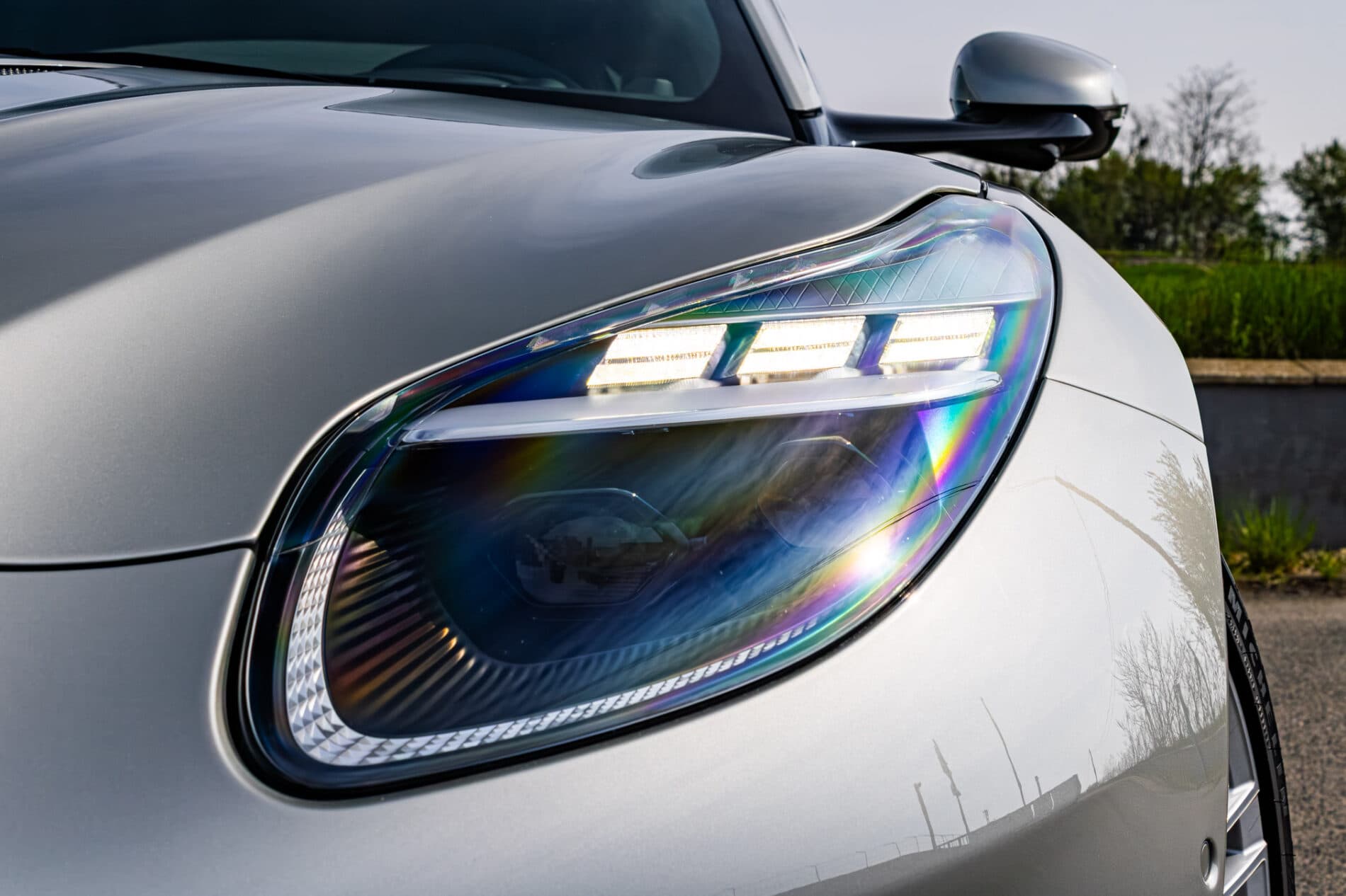 2026 Aston Martin DB12, sivá kupé, 72 km