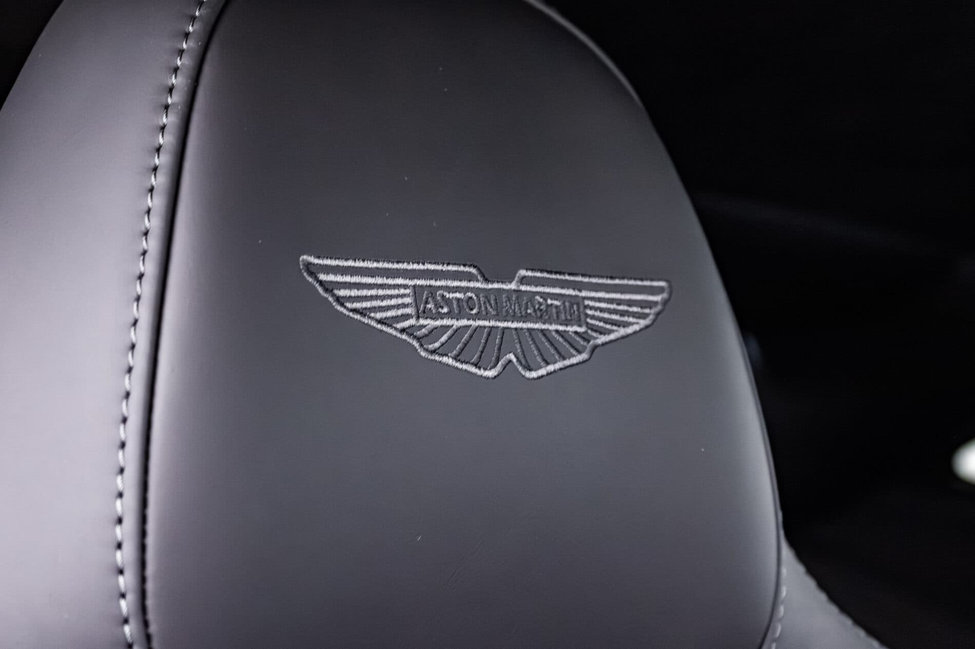 2026 Aston Martin DB12, sivá kupé, 72 km