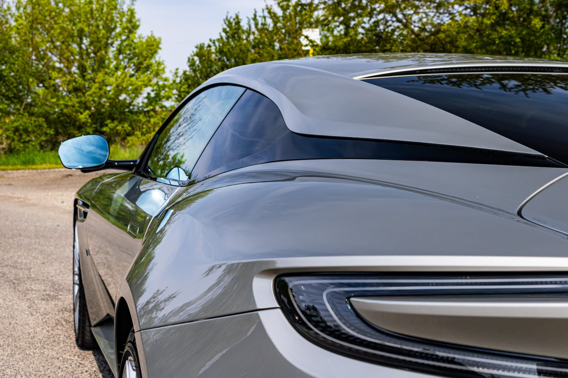 2026 Aston Martin DB12, sivá kupé, 72 km