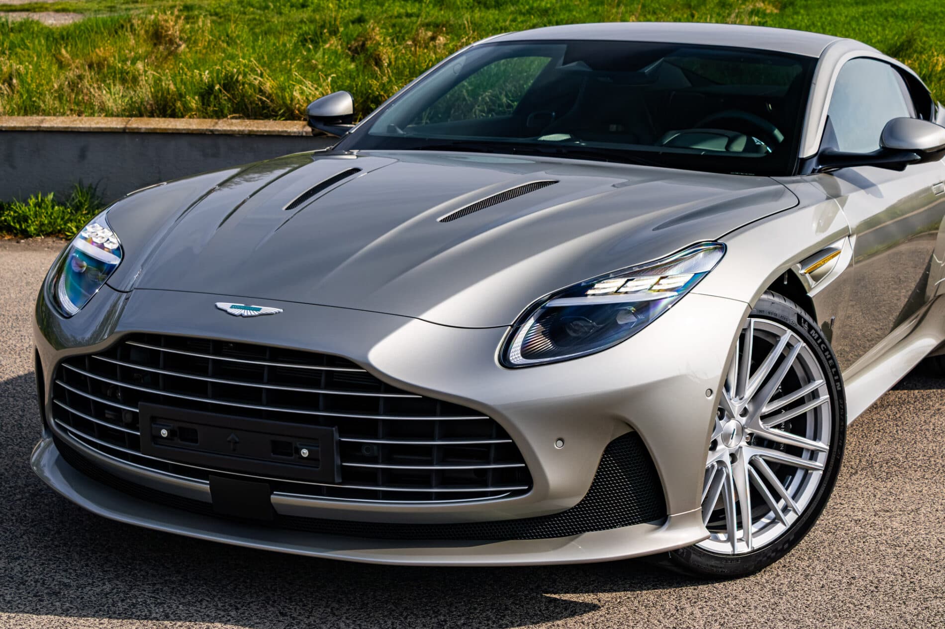 2026 Aston Martin DB12, sivá kupé, 72 km