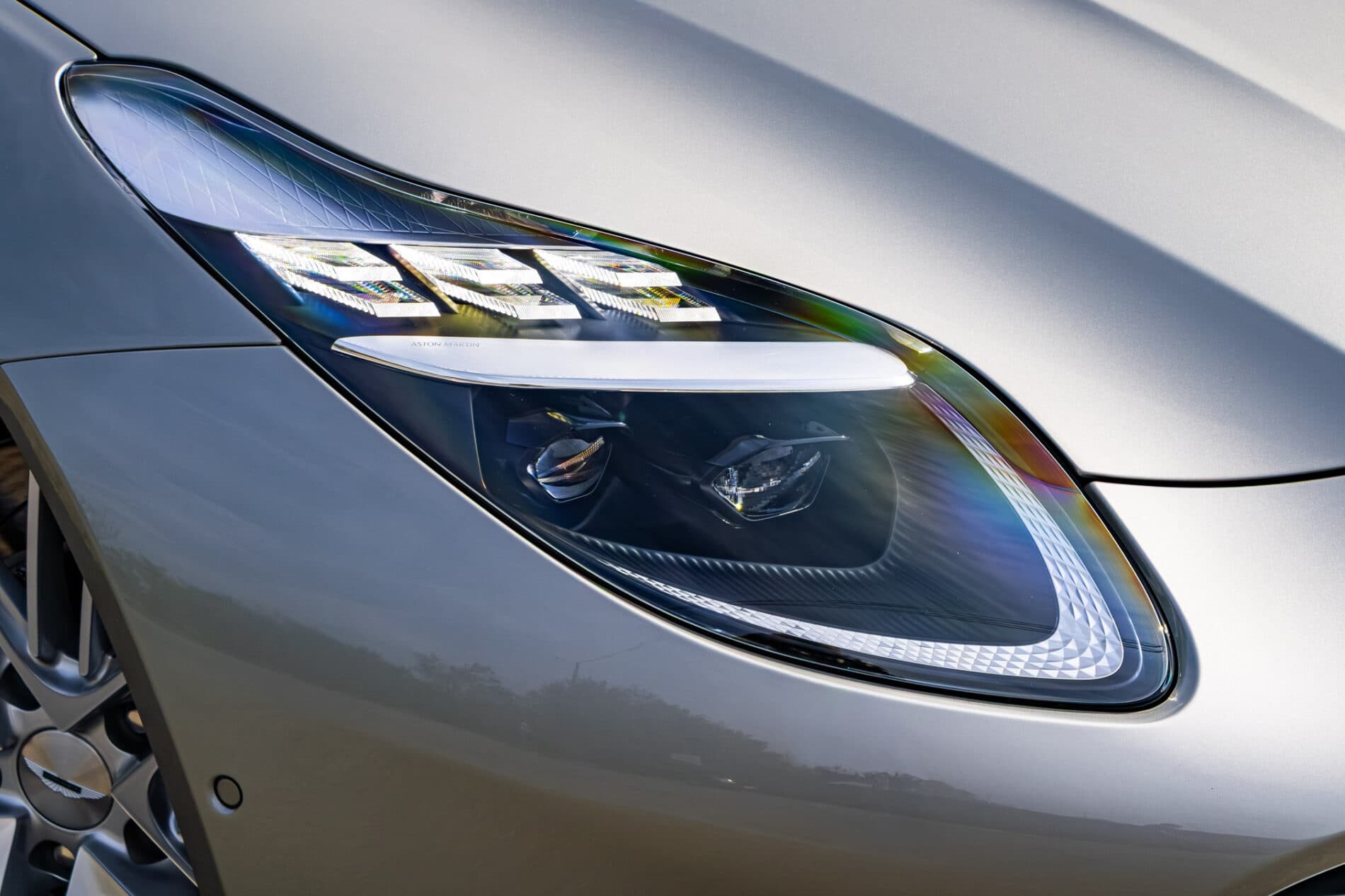 2026 Aston Martin DB12, sivá kupé, 72 km