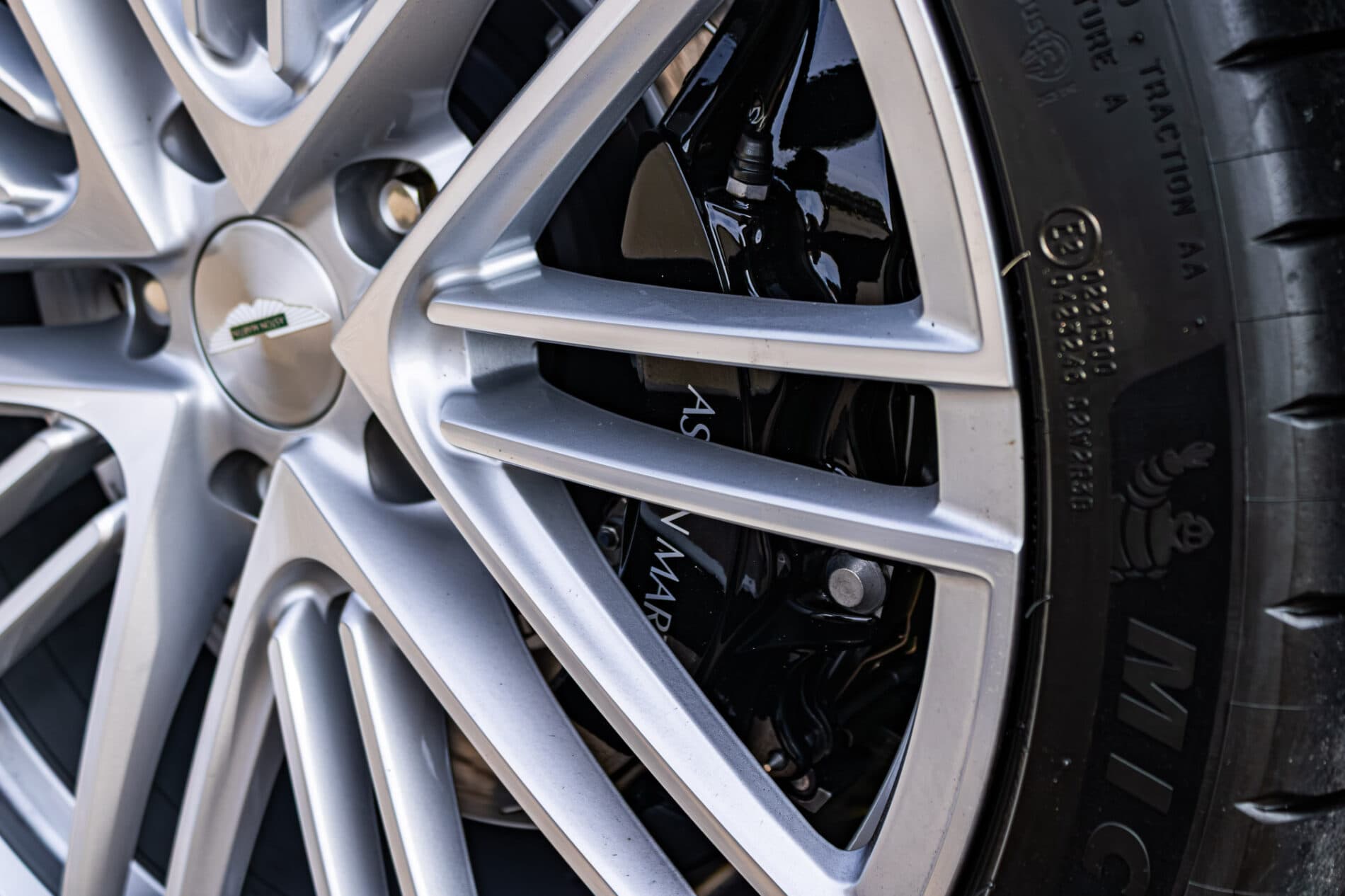 2026 Aston Martin DB12, sivá kupé, 72 km