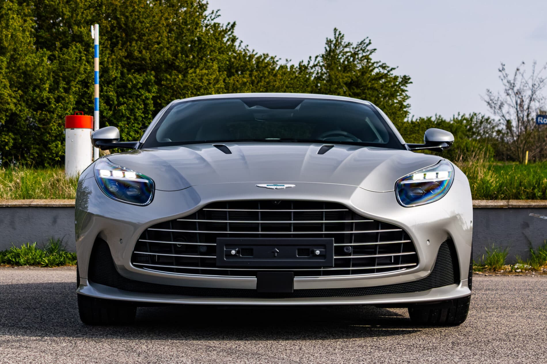 2026 Aston Martin DB12, sivá kupé, 72 km