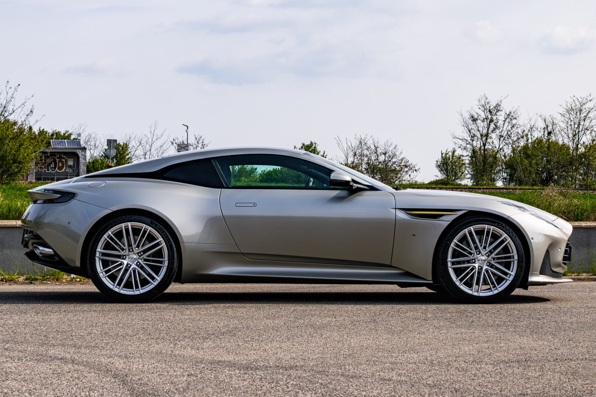 2026 Aston Martin DB12, sivá kupé, 72 km
