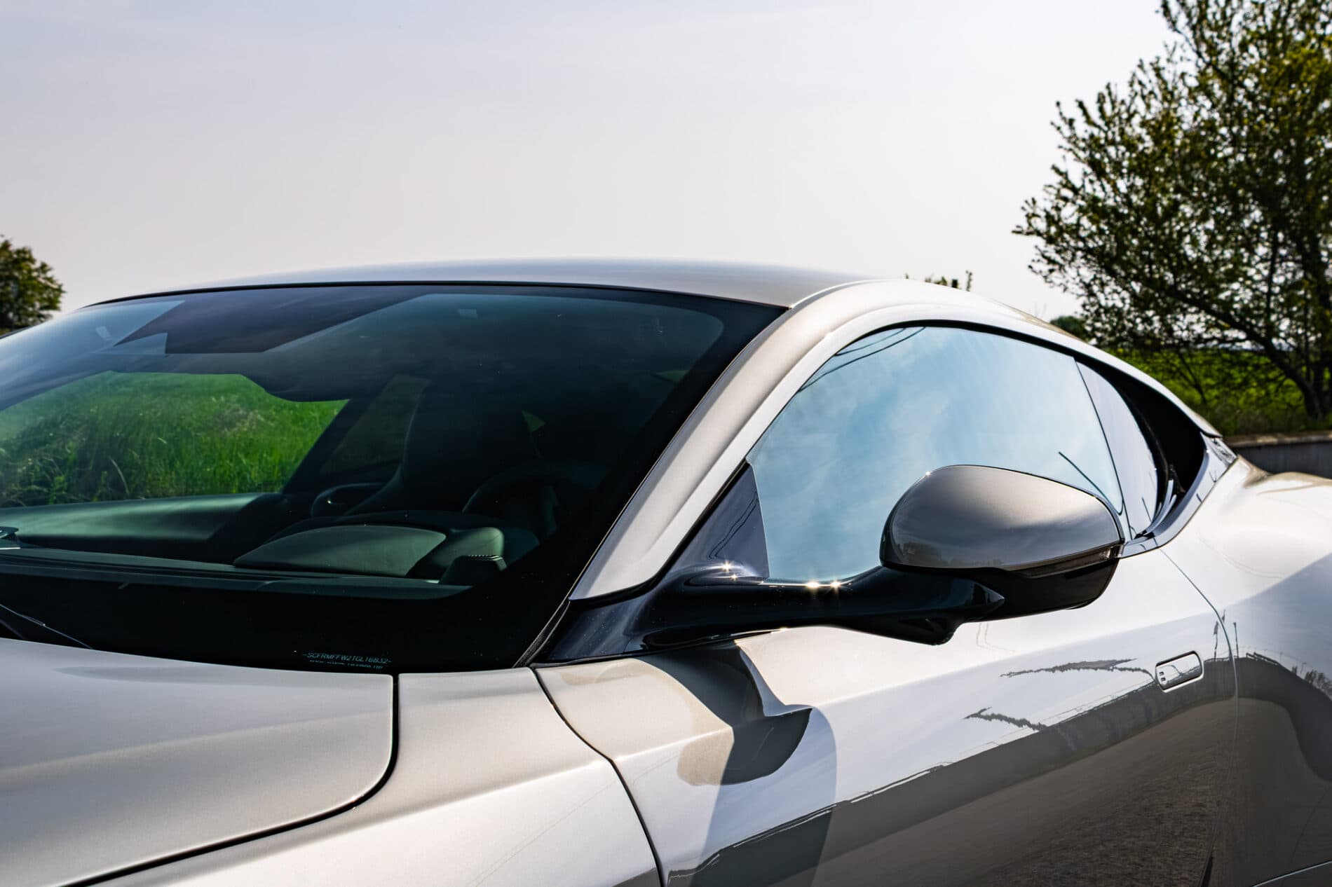 2026 Aston Martin DB12, sivá kupé, 72 km