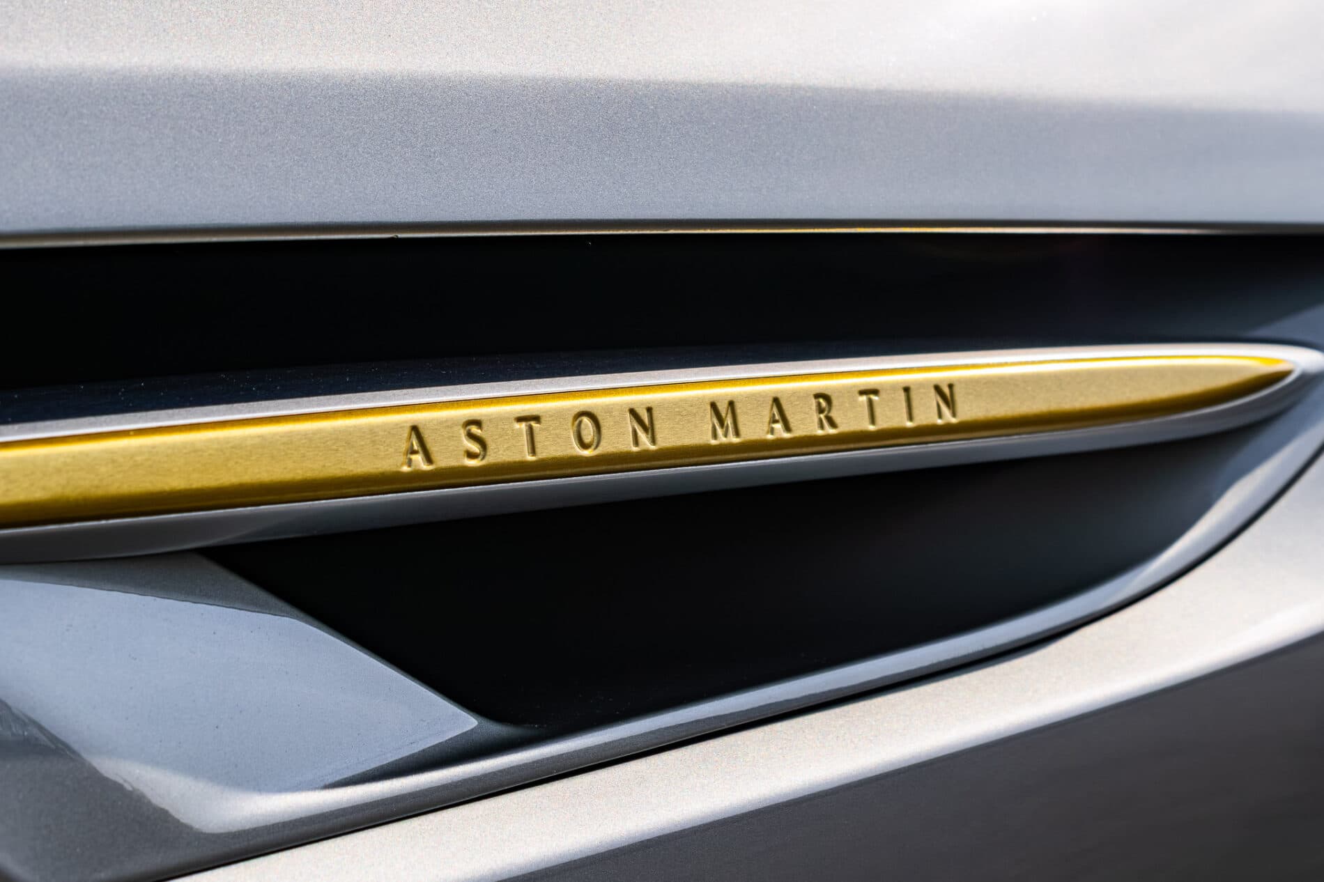 2026 Aston Martin DB12, sivá kupé, 72 km