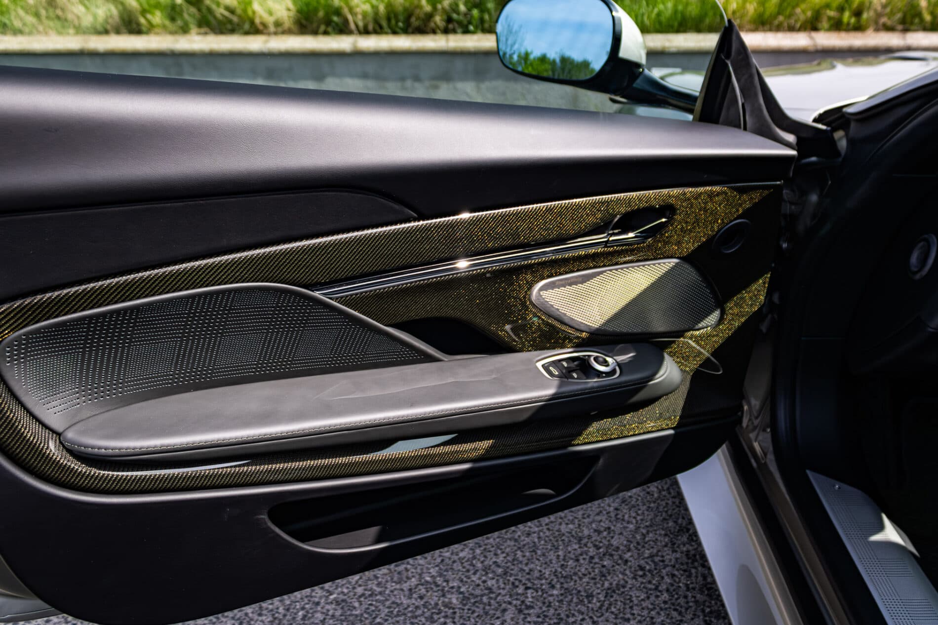 2026 Aston Martin DB12, sivá kupé, 72 km