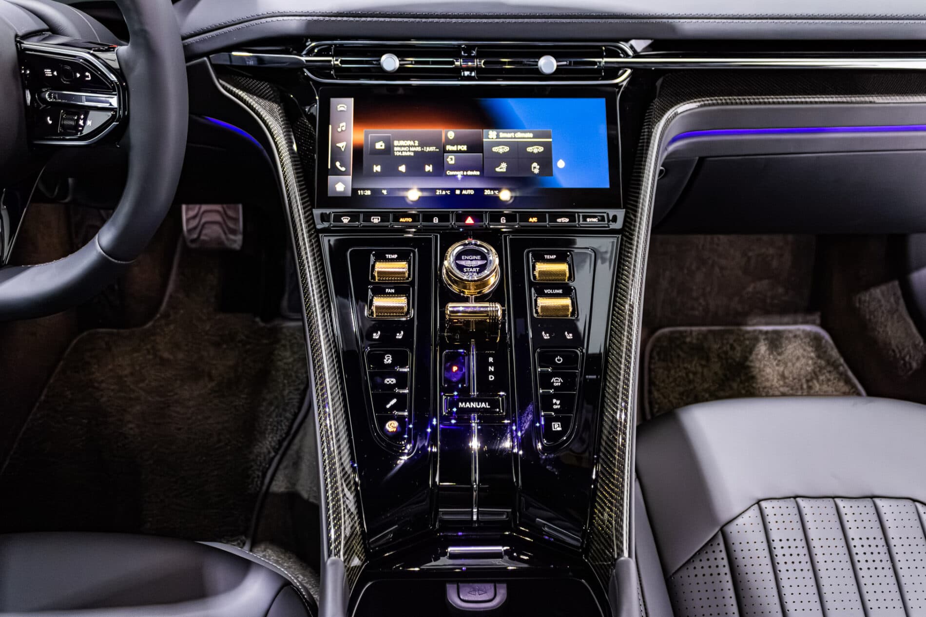 2026 Aston Martin DB12, sivá kupé, 72 km
