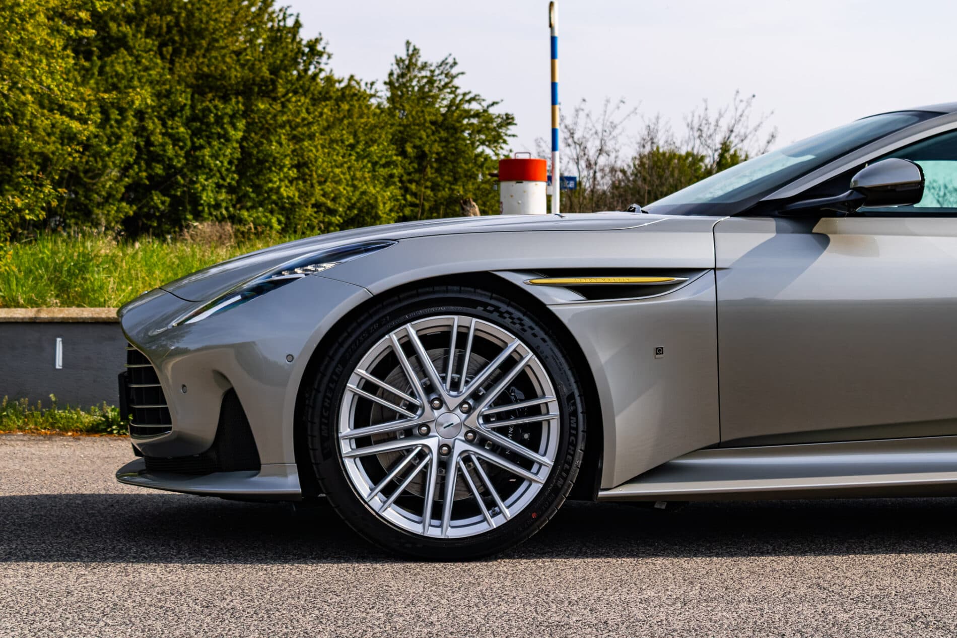 2026 Aston Martin DB12, sivá kupé, 72 km