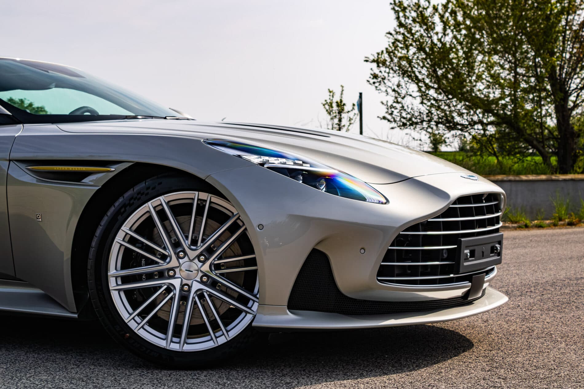 2026 Aston Martin DB12, sivá kupé, 72 km
