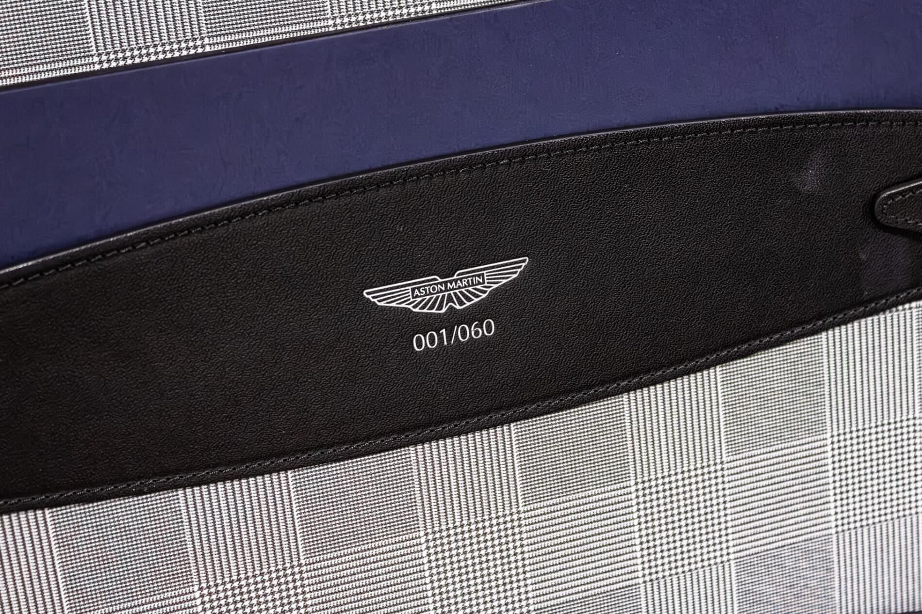 2026 Aston Martin DB12, sivá kupé, 72 km