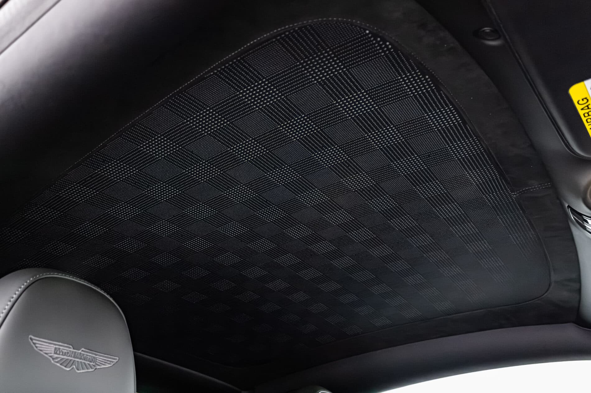 2026 Aston Martin DB12, sivá kupé, 72 km