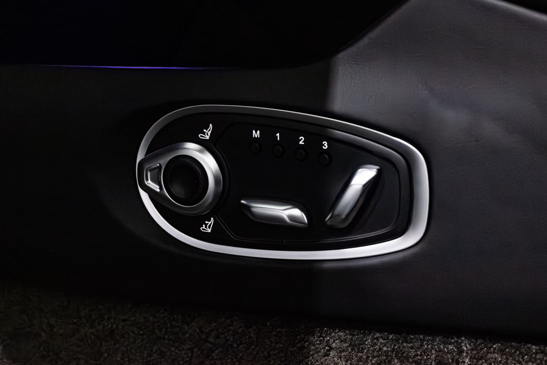 2026 Aston Martin DB12, sivá kupé, 72 km