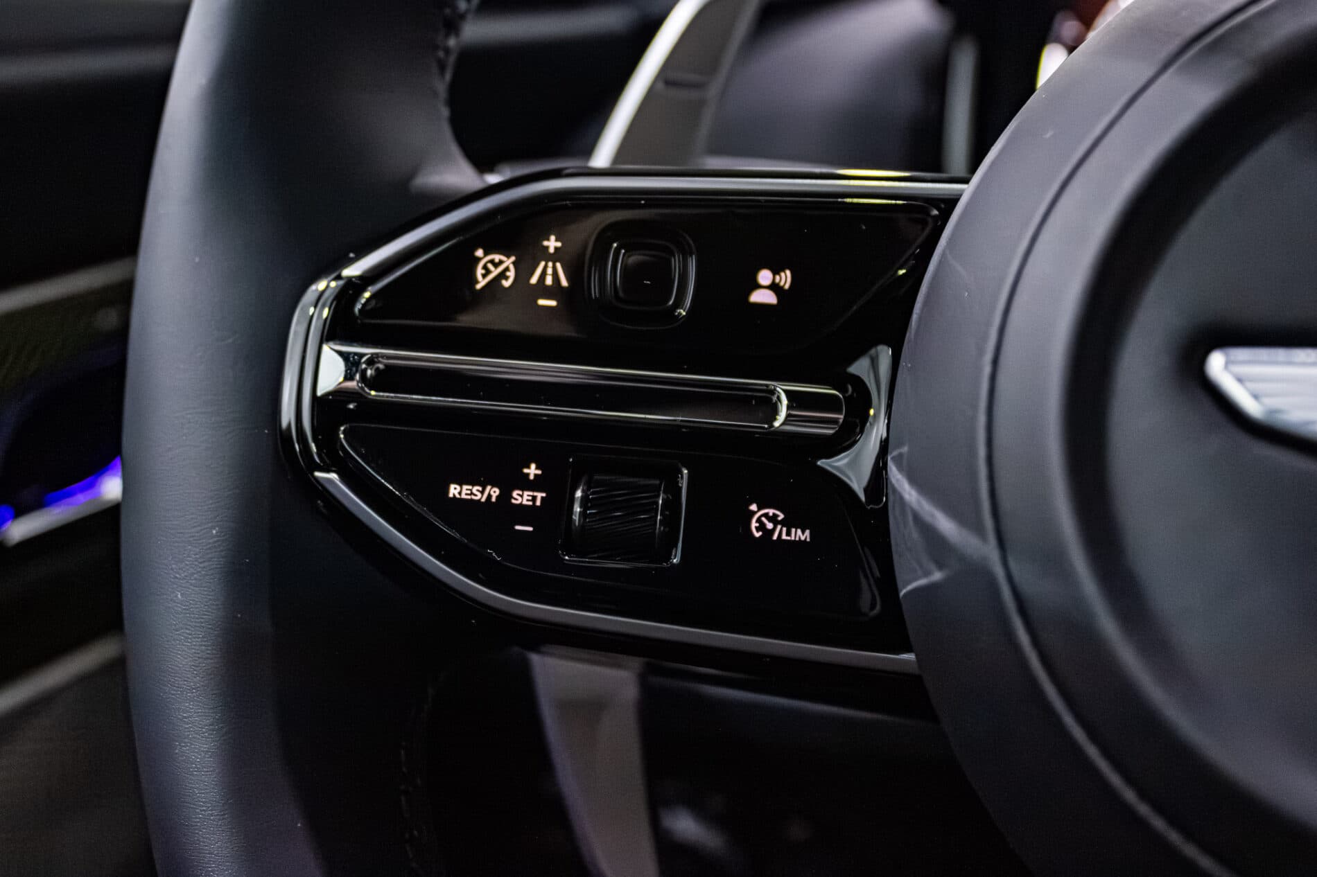 2026 Aston Martin DB12, sivá kupé, 72 km