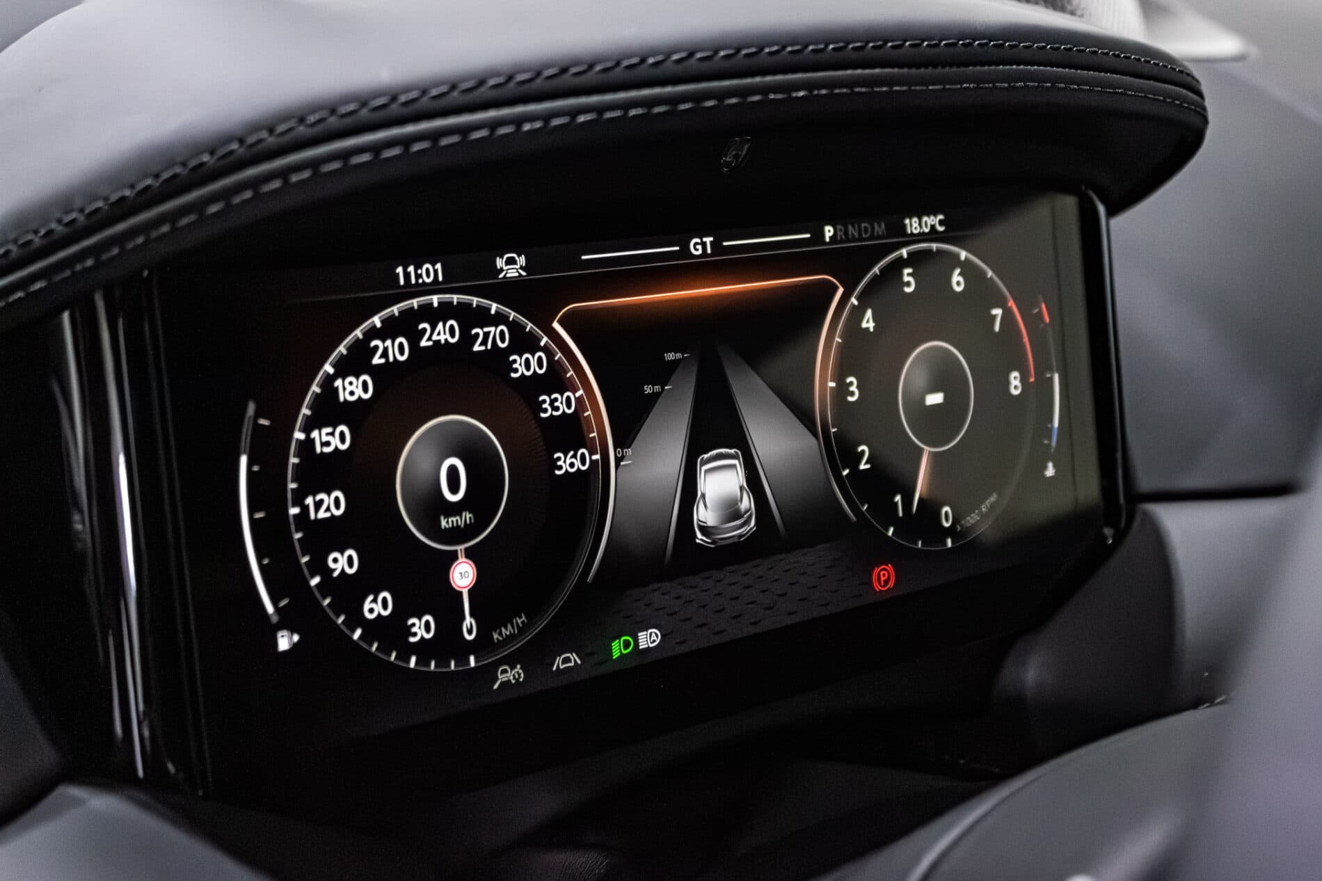 2026 Aston Martin DB12, sivá kupé, 72 km
