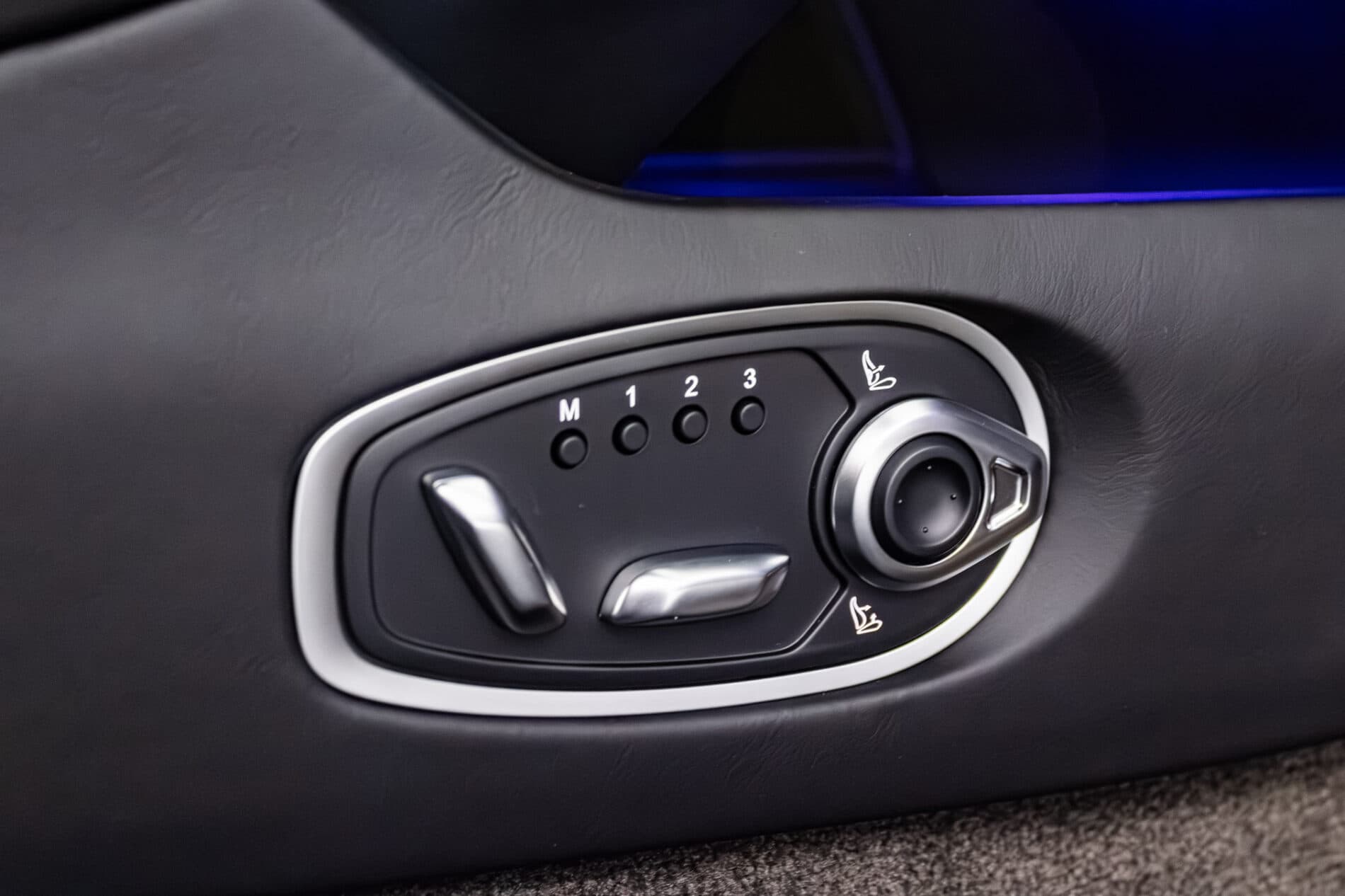 2026 Aston Martin DB12, sivá kupé, 72 km