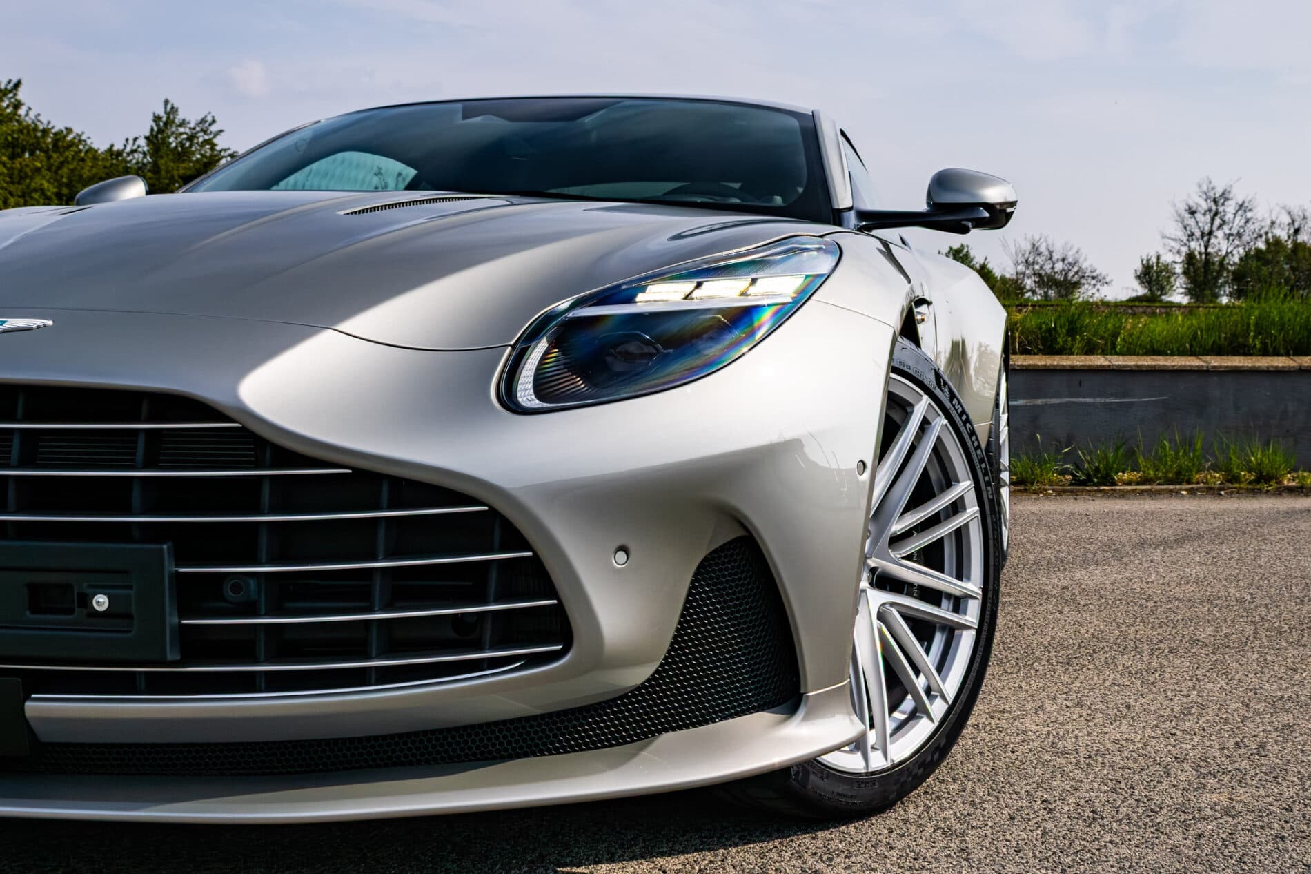 2026 Aston Martin DB12, sivá kupé, 72 km