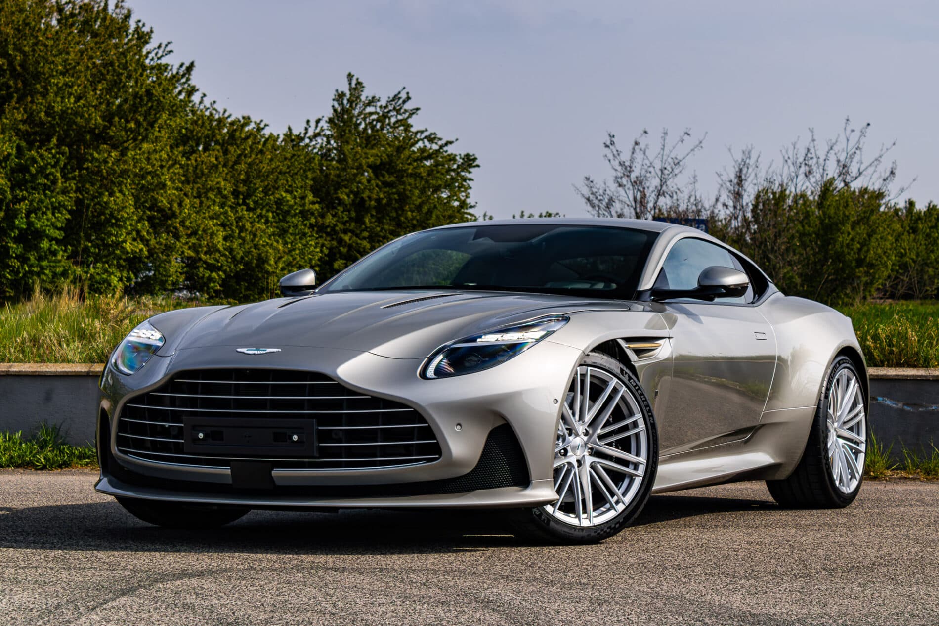 2026 Aston Martin DB12, sivá kupé, 72 km