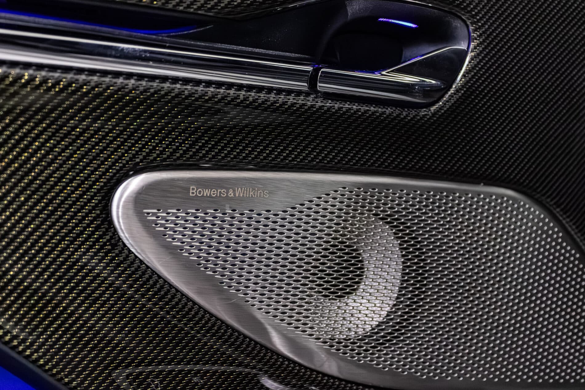 2026 Aston Martin DB12, sivá kupé, 72 km