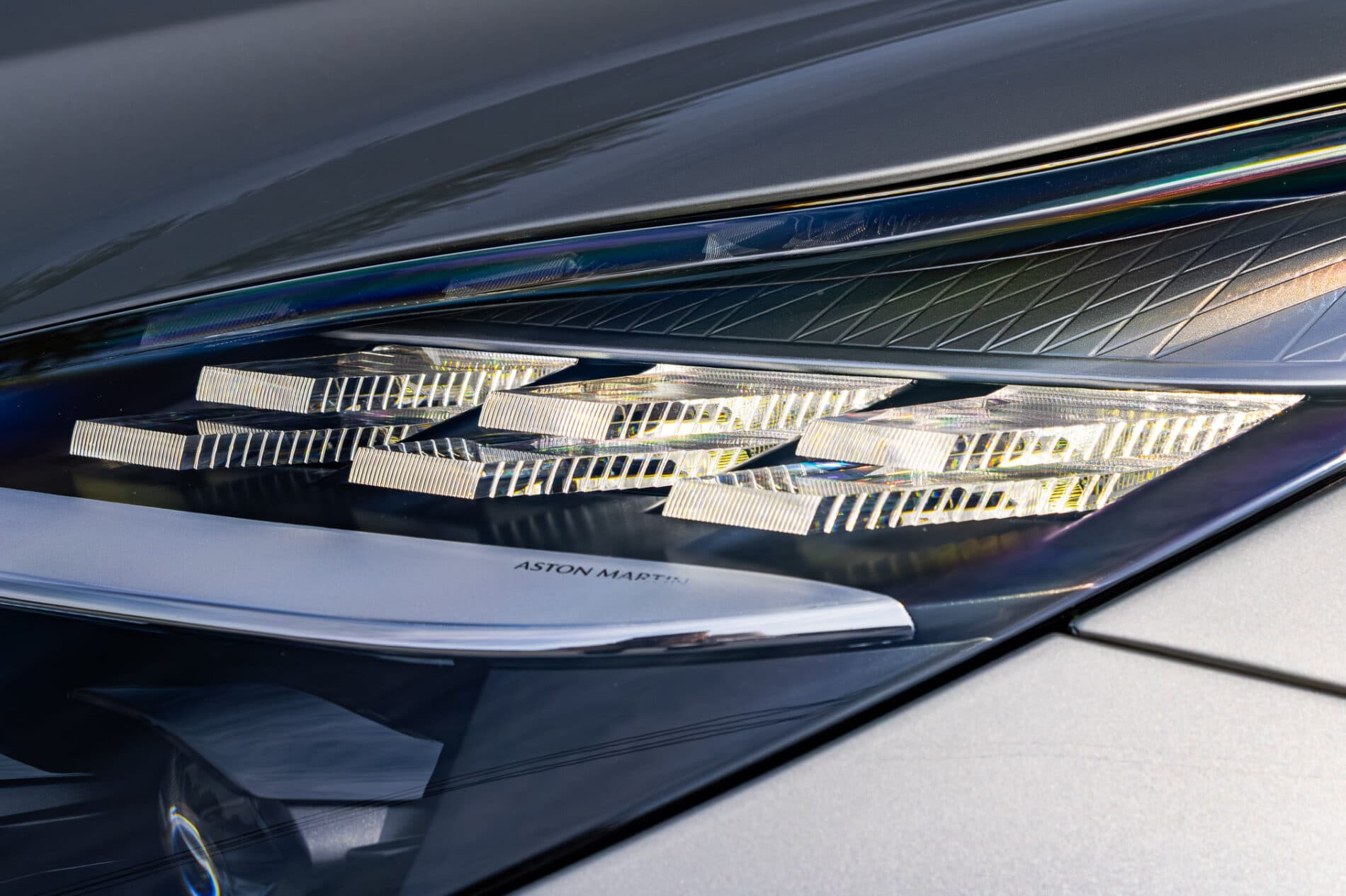 2026 Aston Martin DB12, sivá kupé, 72 km