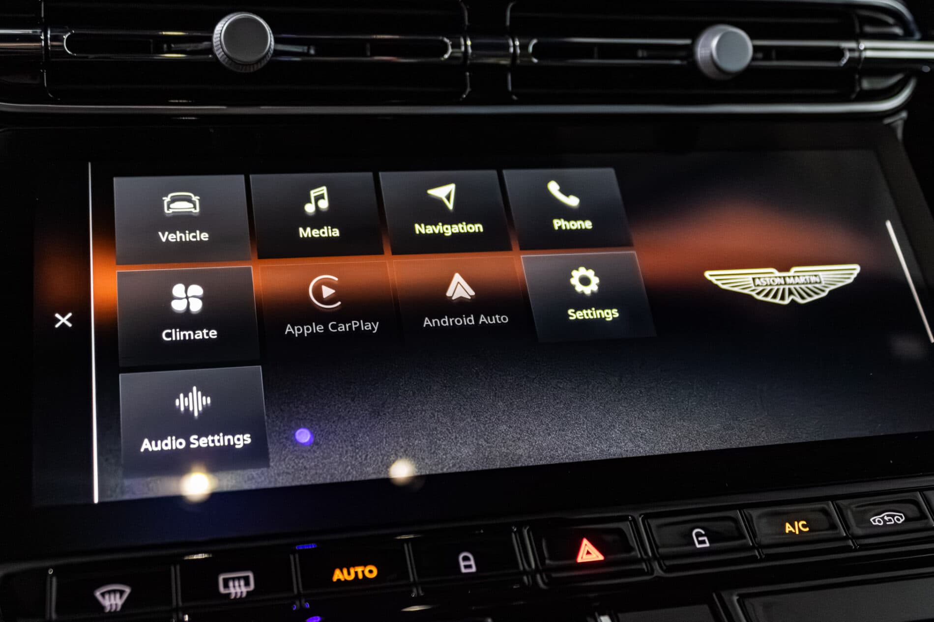 2026 Aston Martin DB12, sivá kupé, 72 km