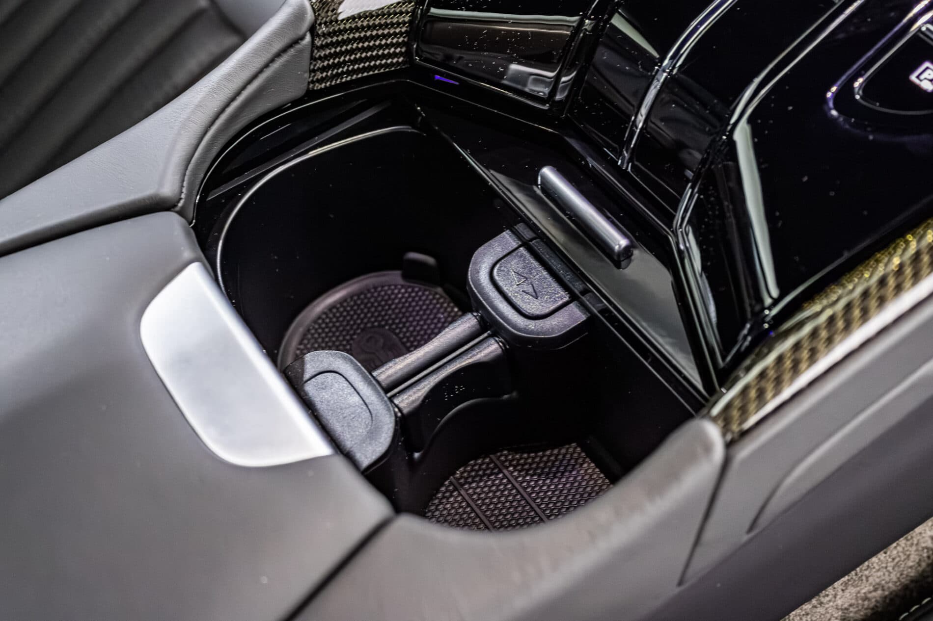 2026 Aston Martin DB12, sivá kupé, 72 km