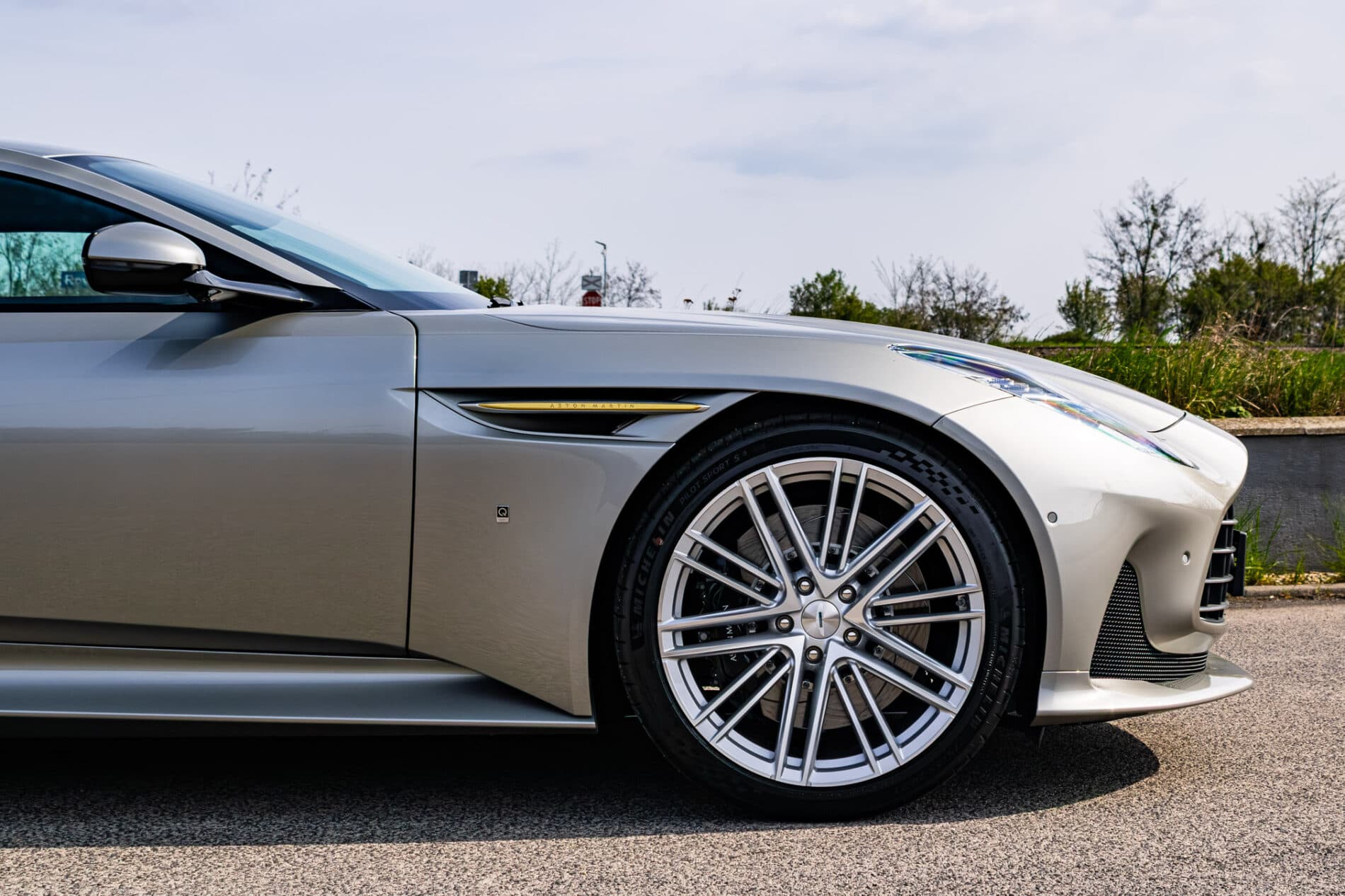 2026 Aston Martin DB12, sivá kupé, 72 km
