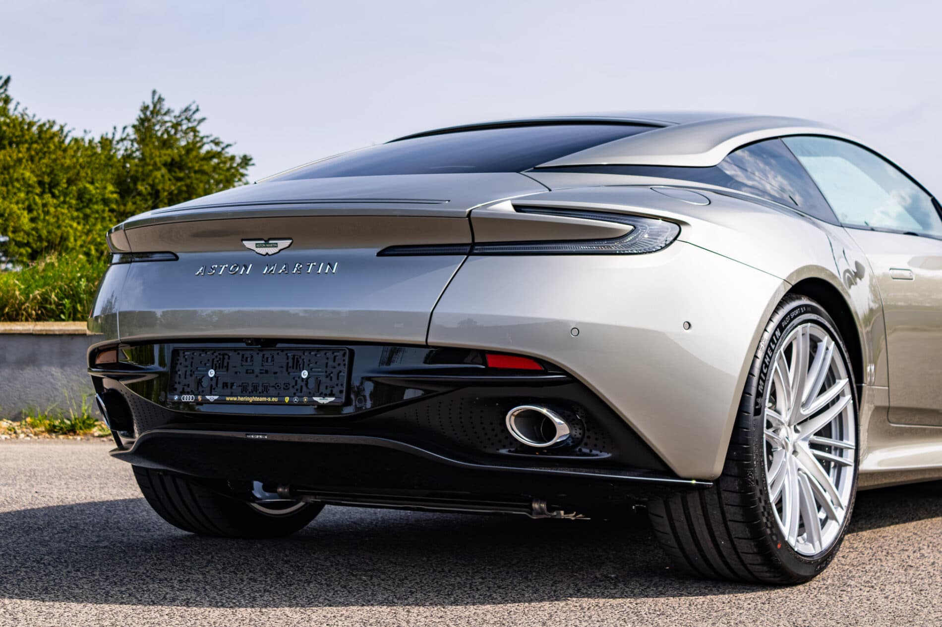 2026 Aston Martin DB12, sivá kupé, 72 km