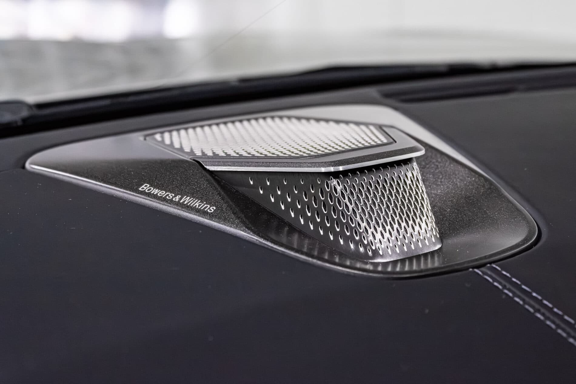 2026 Aston Martin DB12, sivá kupé, 72 km