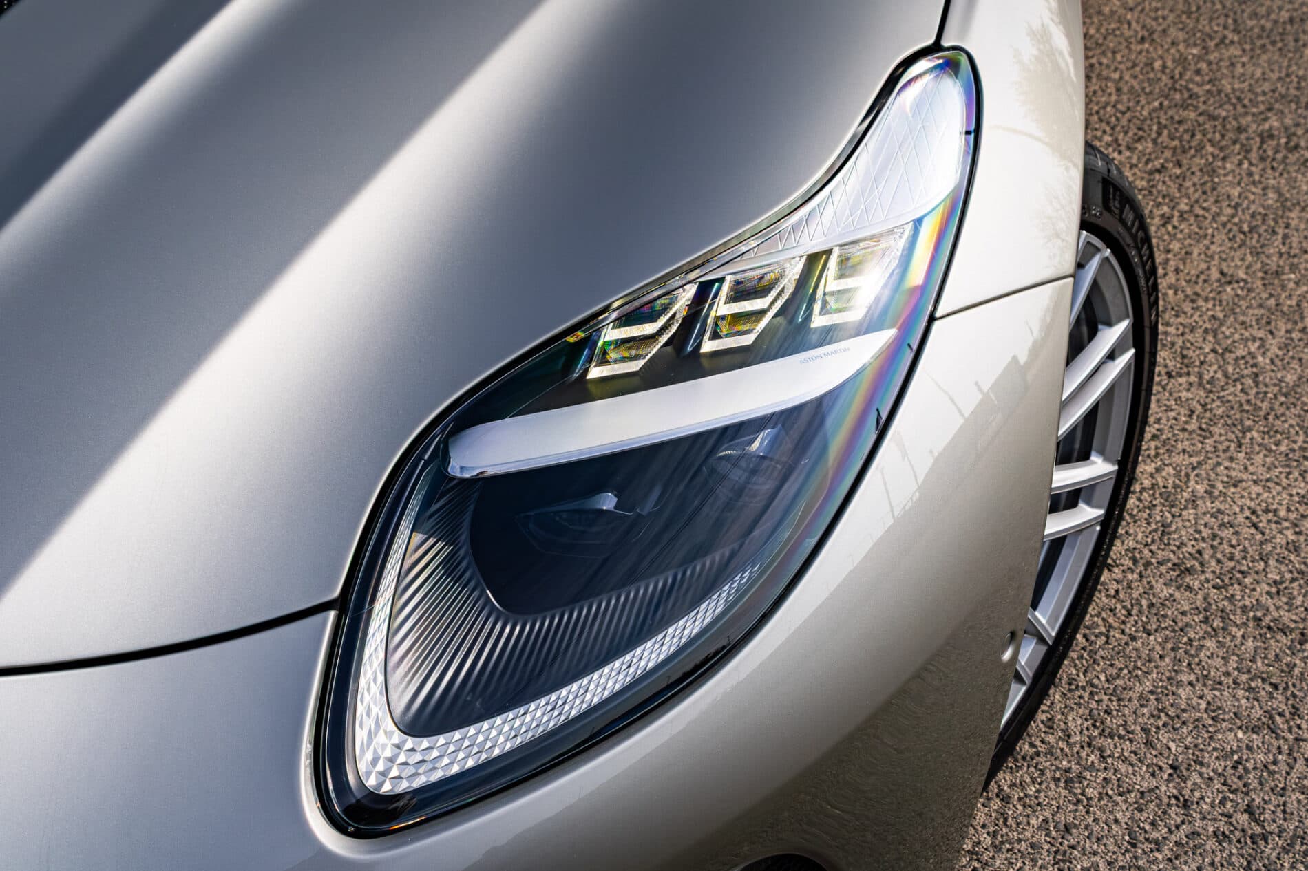 2026 Aston Martin DB12, sivá kupé, 72 km