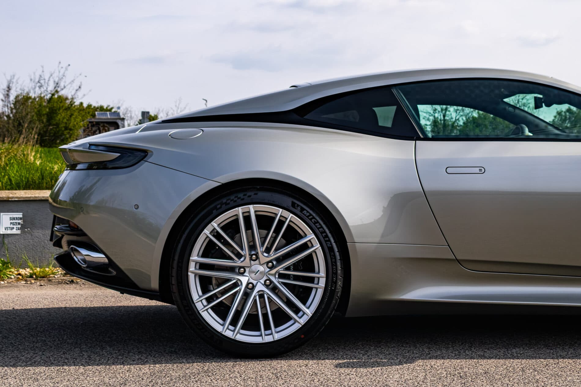 2026 Aston Martin DB12, sivá kupé, 72 km