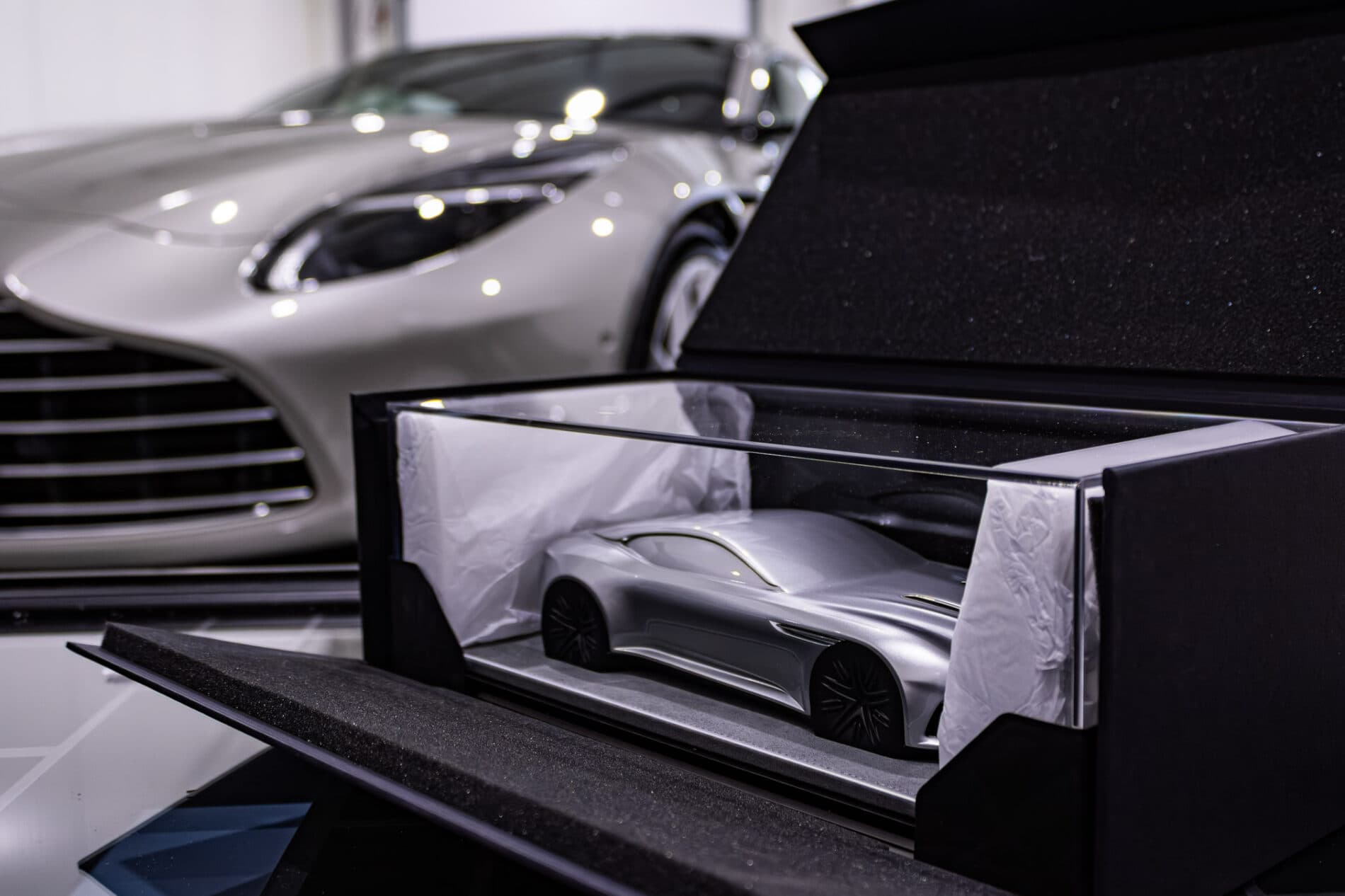 2026 Aston Martin DB12, sivá kupé, 72 km