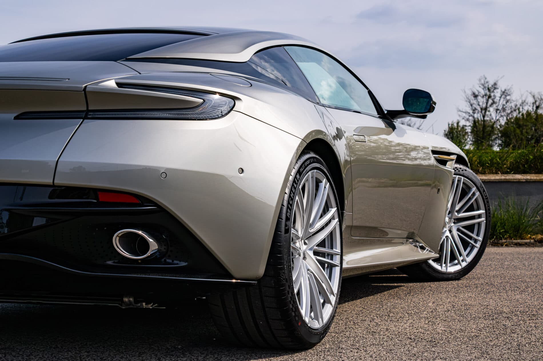 2026 Aston Martin DB12, sivá kupé, 72 km