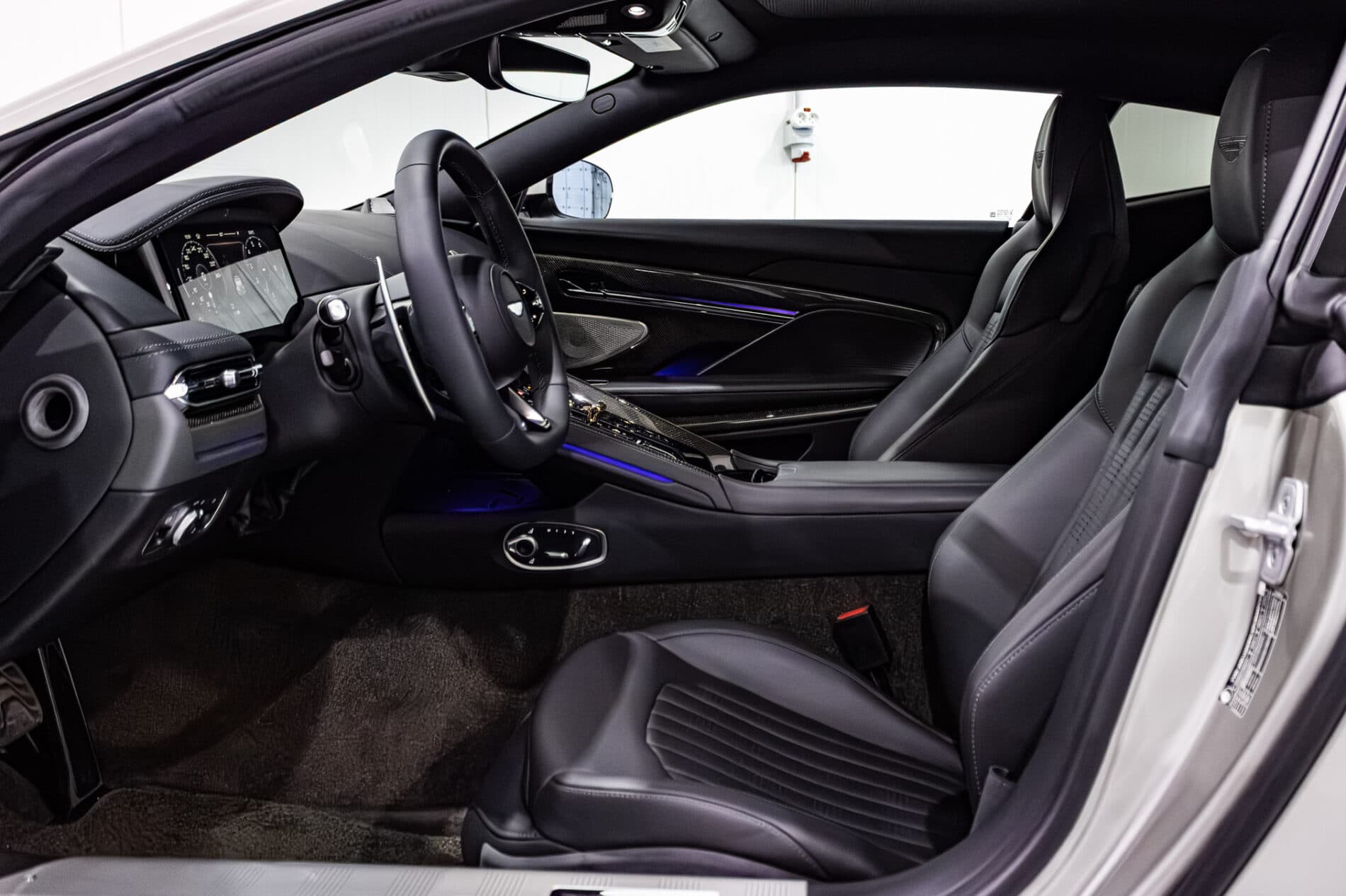 2026 Aston Martin DB12, sivá kupé, 72 km