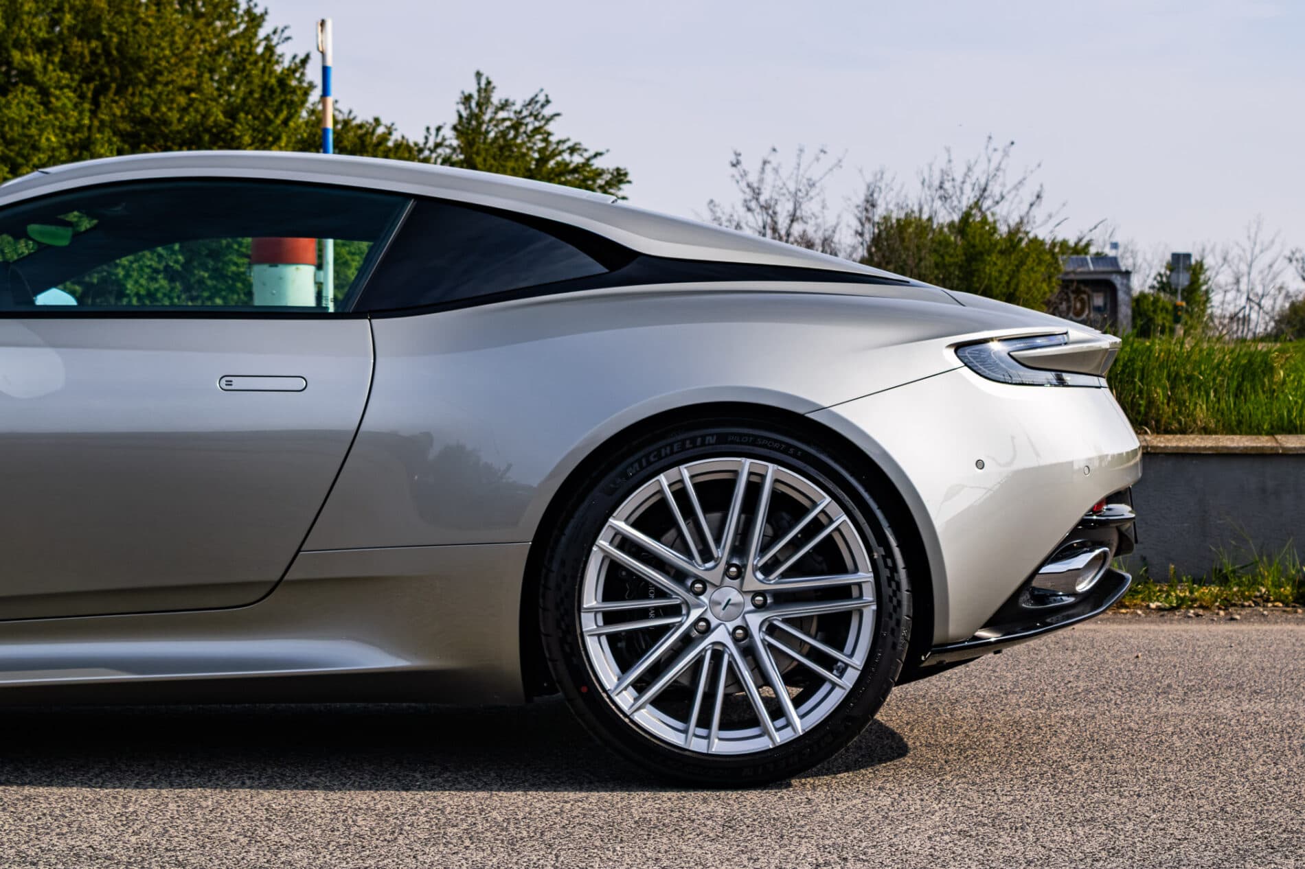 2026 Aston Martin DB12, sivá kupé, 72 km