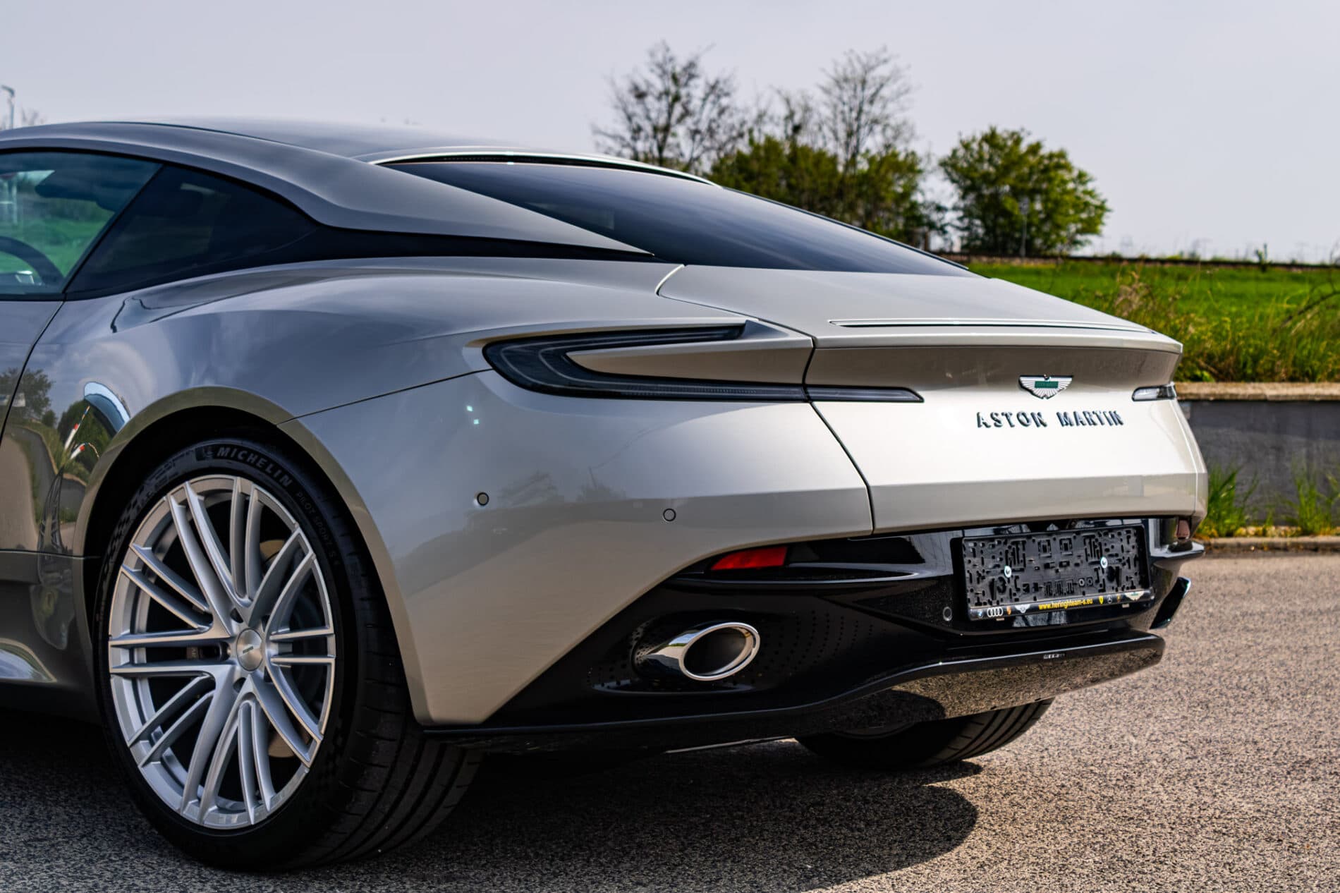 2026 Aston Martin DB12, sivá kupé, 72 km
