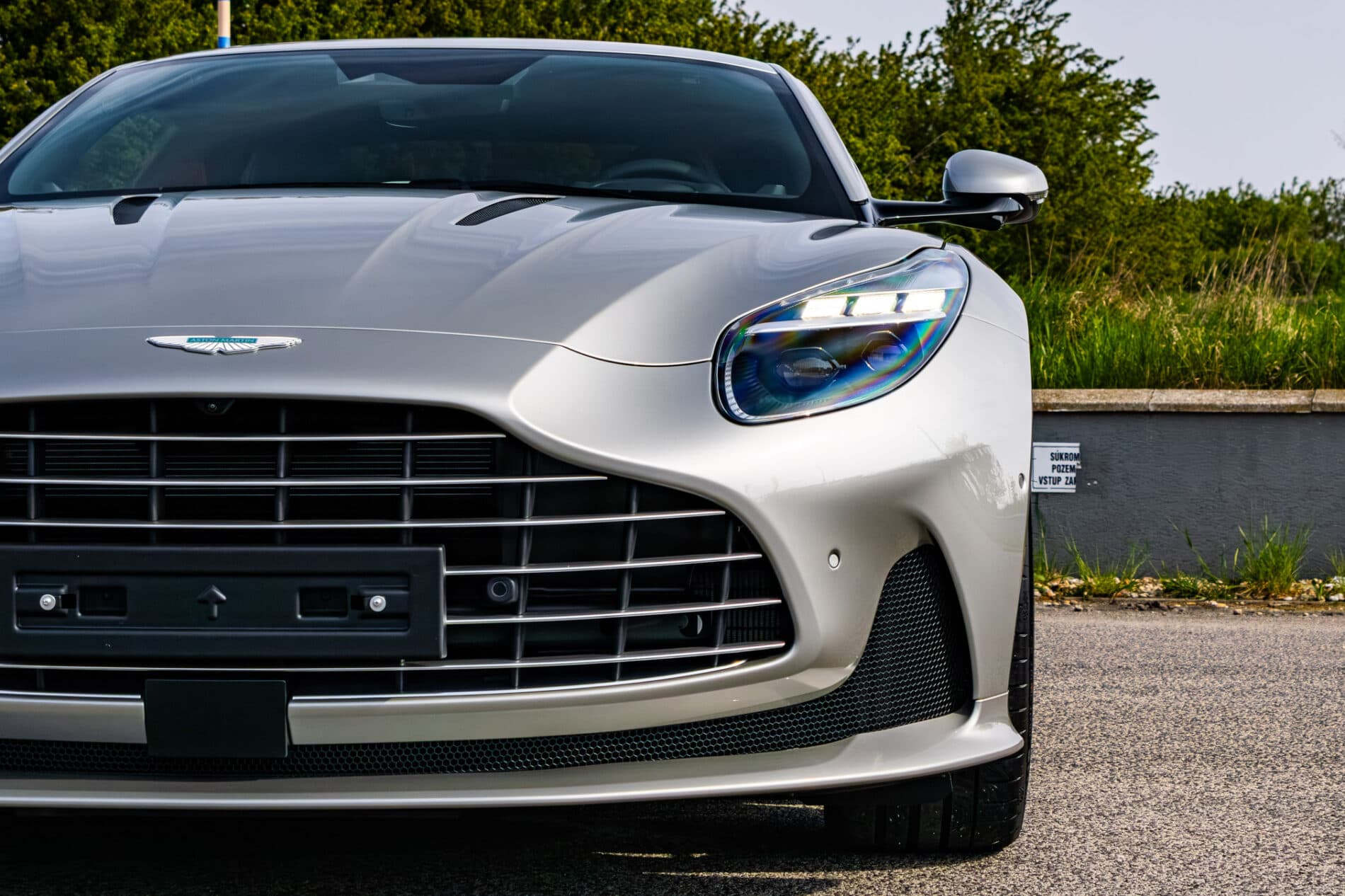 2026 Aston Martin DB12, sivá kupé, 72 km