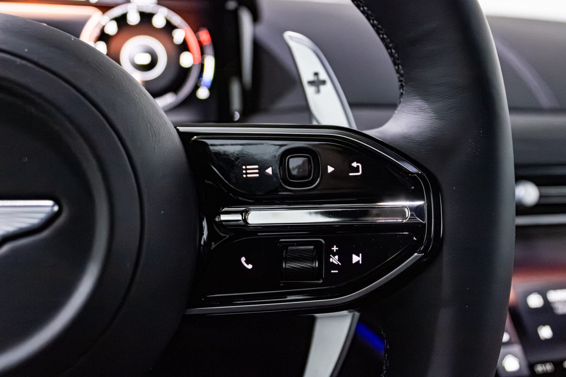 2026 Aston Martin DB12, sivá kupé, 72 km